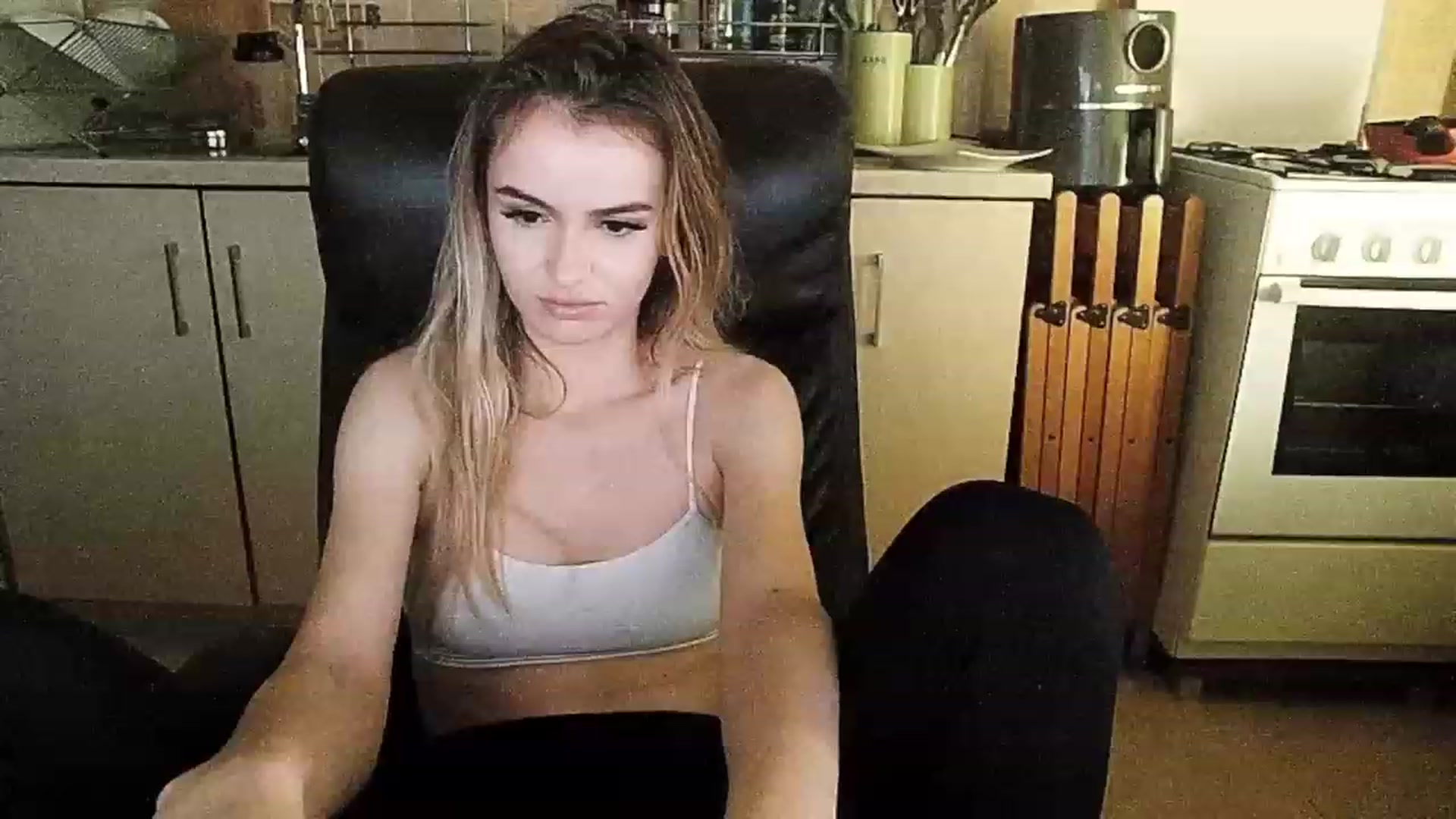 Gallery image thumbnail from sweetkins's myfreecams stream on, 11/23/2023, 03:39 image 8 of 20
