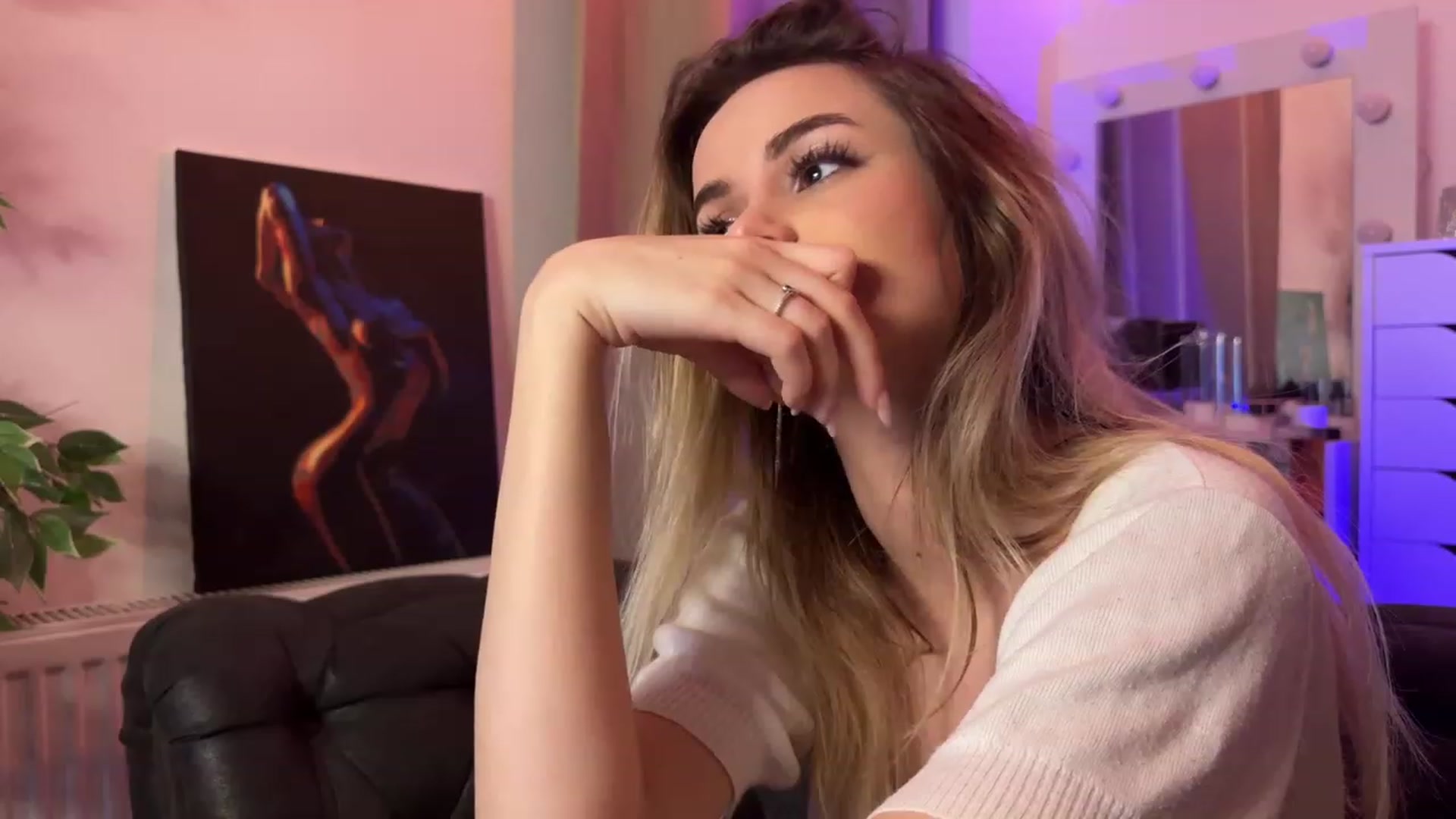 Gallery image thumbnail from sweetkins's myfreecams stream on, 02/11/2024, 24:44 image 18 of 20
