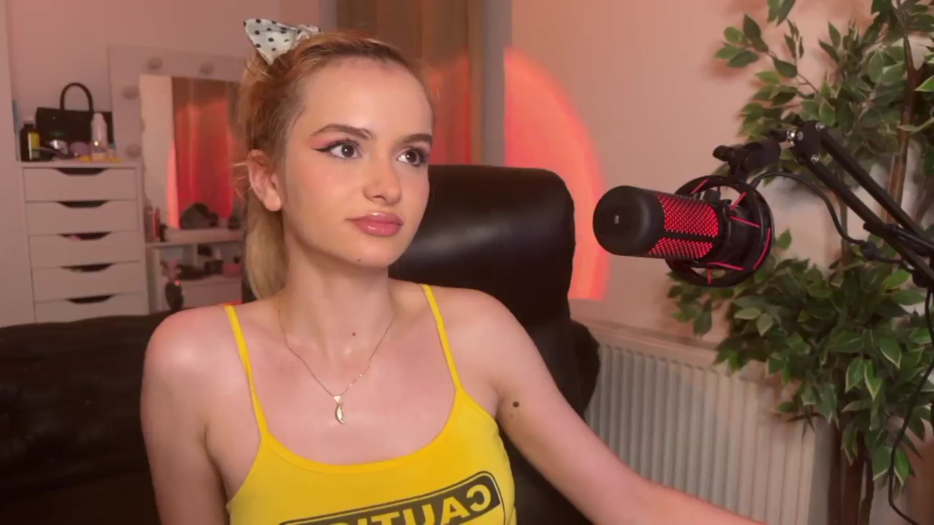 Gallery image thumbnail from sweetkins's myfreecams stream on, 06/03/2024, 23:18 image 15 of 20