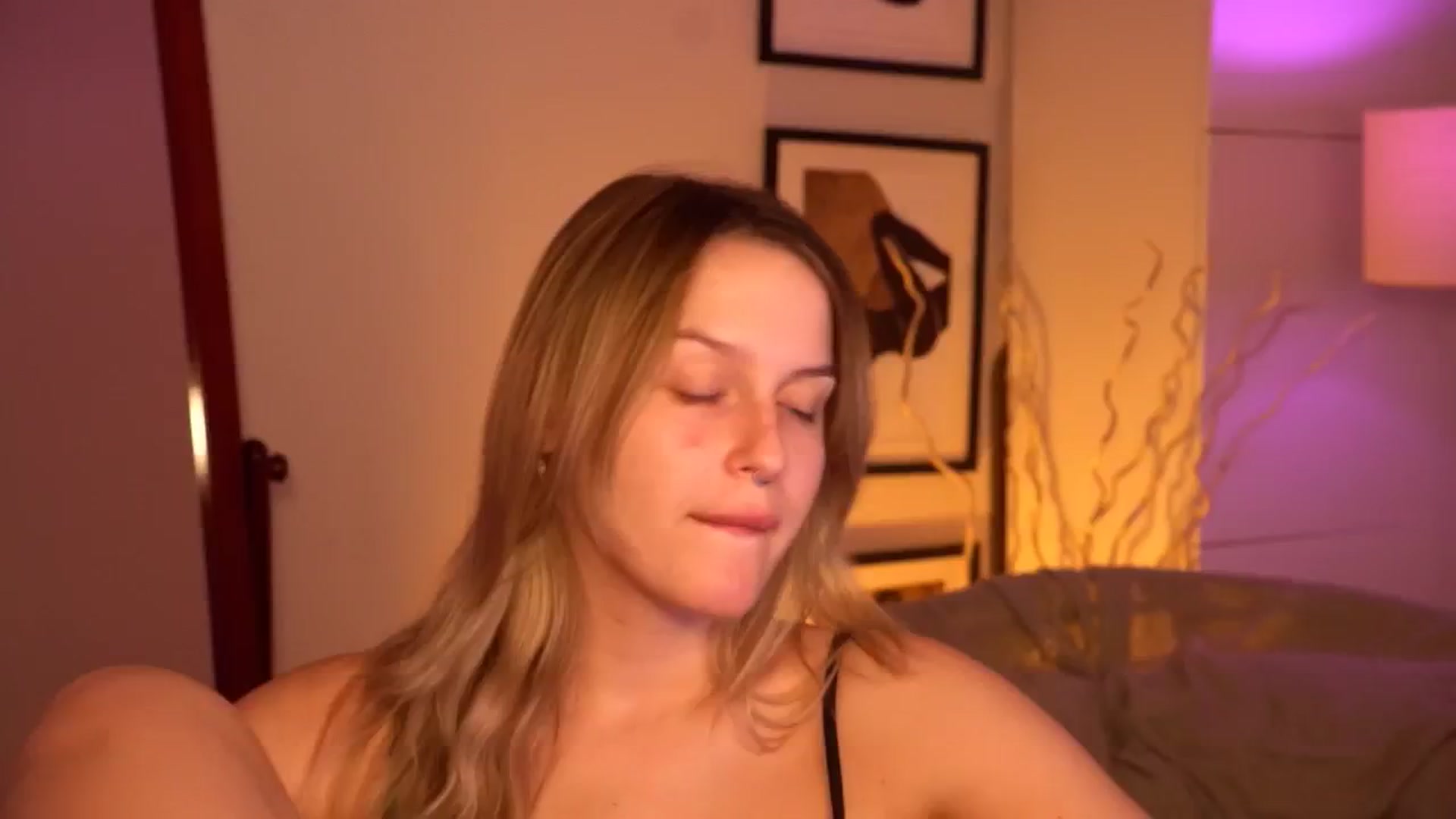 Gallery image thumbnail from sweetpulse_'s myfreecams stream on, 07/27/2024, 07:00 image 8 of 20