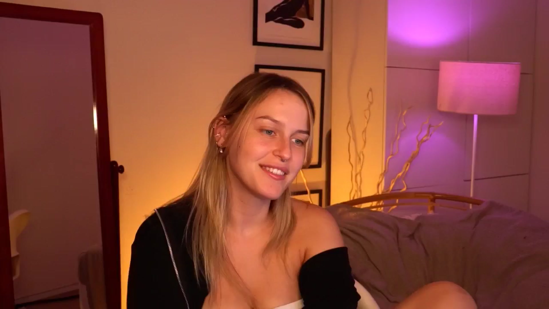 Gallery image thumbnail from sweetpulse_'s myfreecams stream on, 08/12/2024, 09:10 image 19 of 20