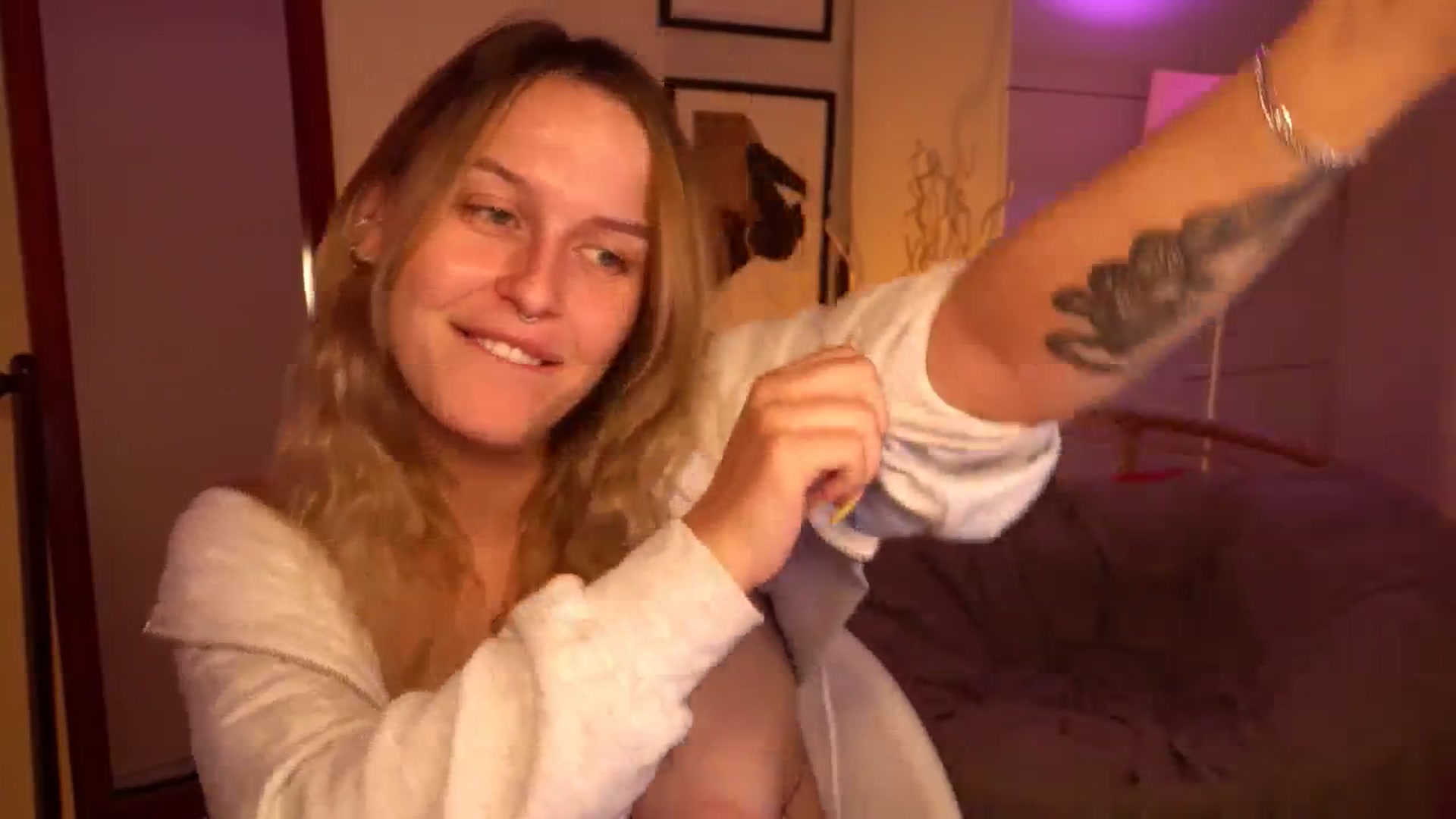 Gallery image thumbnail from sweetpulse_'s myfreecams stream on, 08/15/2024, 07:16 image 8 of 20