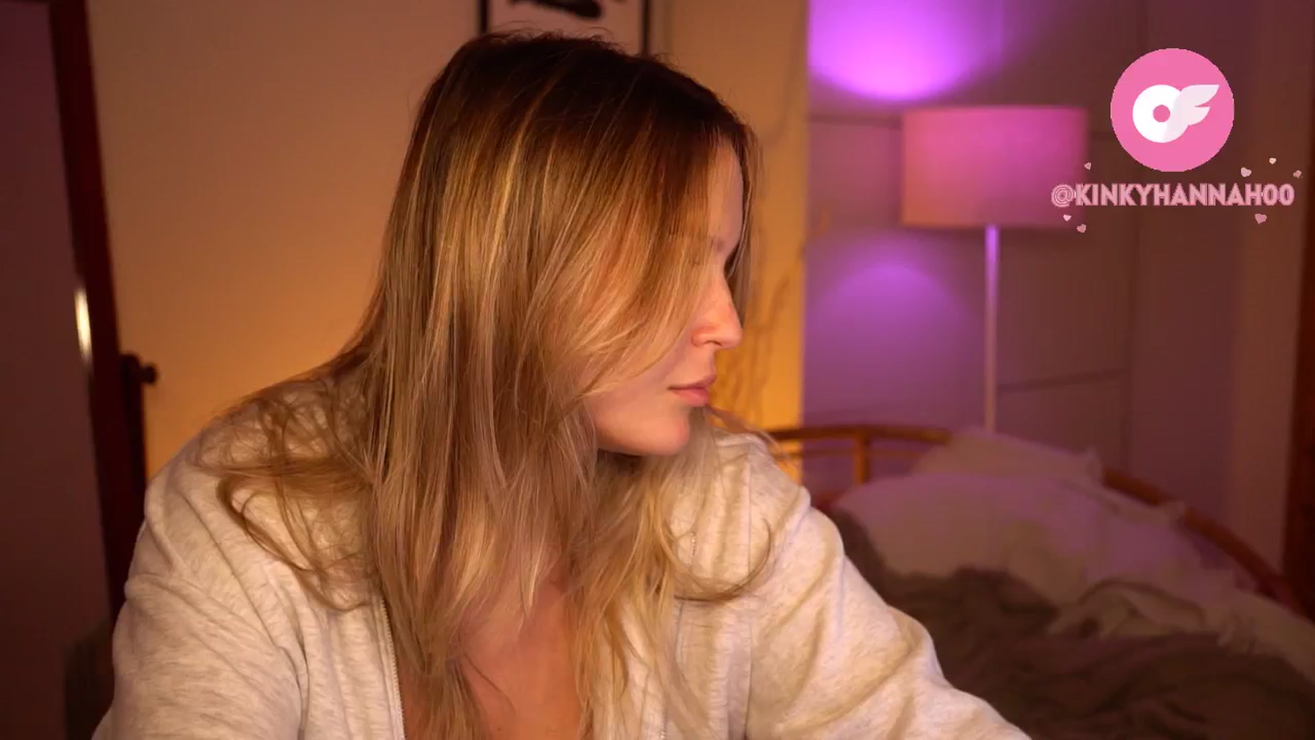 Gallery image thumbnail from sweetpulse_'s myfreecams stream on, 08/22/2024, 10:08 image 16 of 20