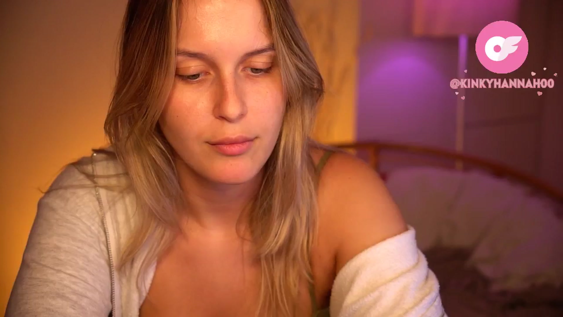 Gallery image thumbnail from sweetpulse_'s myfreecams stream on, 08/22/2024, 11:21 image 7 of 20
