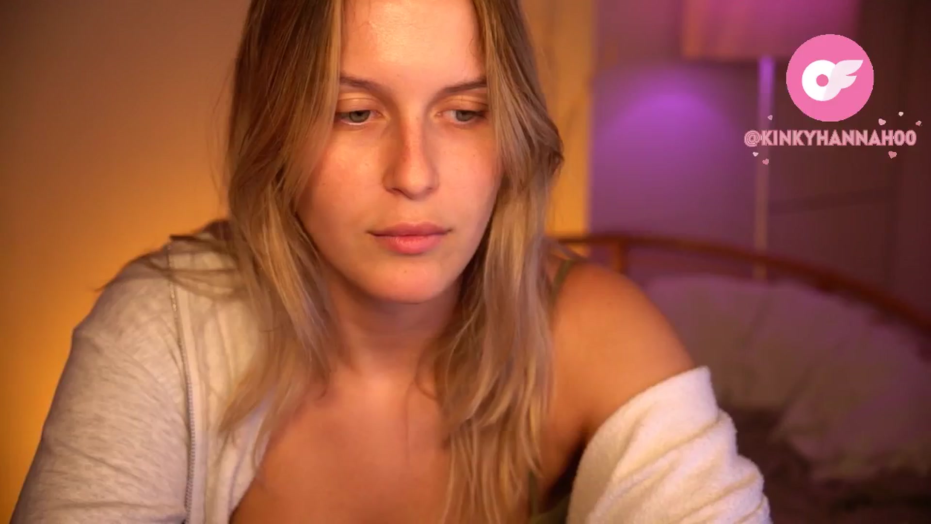 Gallery image thumbnail from sweetpulse_'s myfreecams stream on, 08/22/2024, 11:21 image 6 of 20