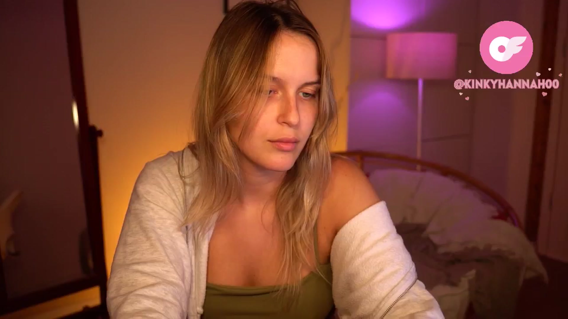 Gallery image thumbnail from sweetpulse_'s myfreecams stream on, 08/22/2024, 11:21 image 11 of 20