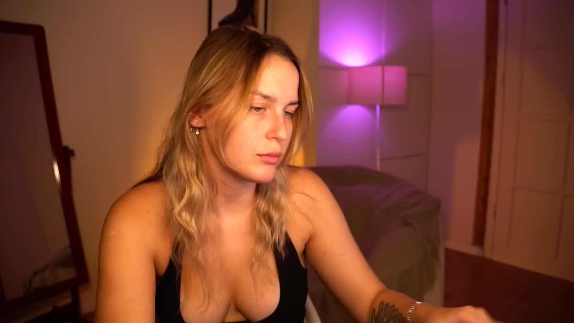 Gallery image thumbnail from sweetpulse_'s myfreecams stream on, 09/10/2024, 08:09 image 4 of 20