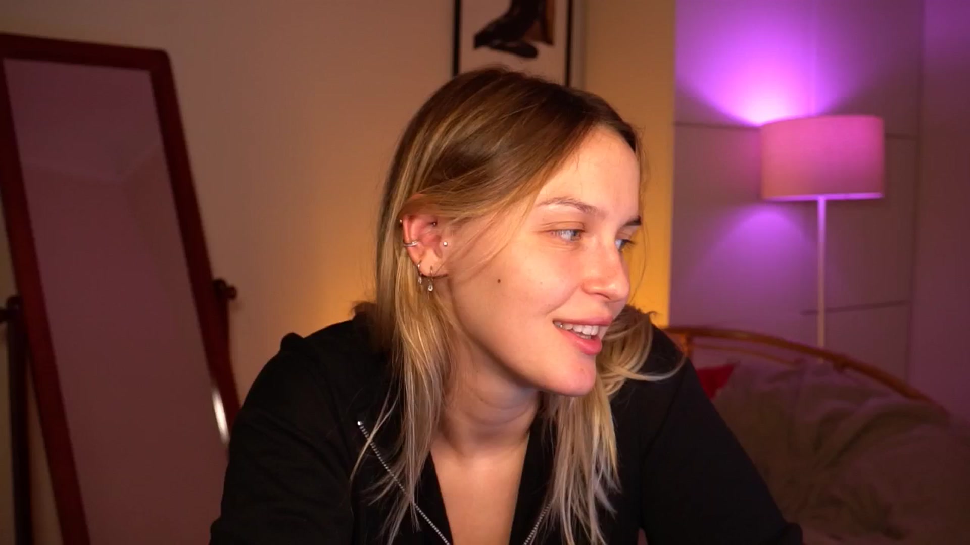 Gallery image thumbnail from sweetpulse_'s myfreecams stream on, 09/23/2024, 07:20 image 14 of 20