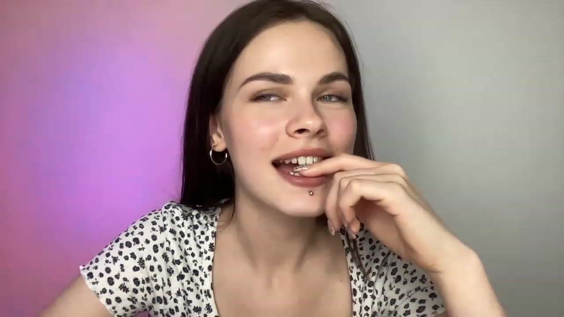 Gallery image thumbnail from sweetsourfox's myfreecams stream on, 11/25/2022, 19:47 image 5 of 20