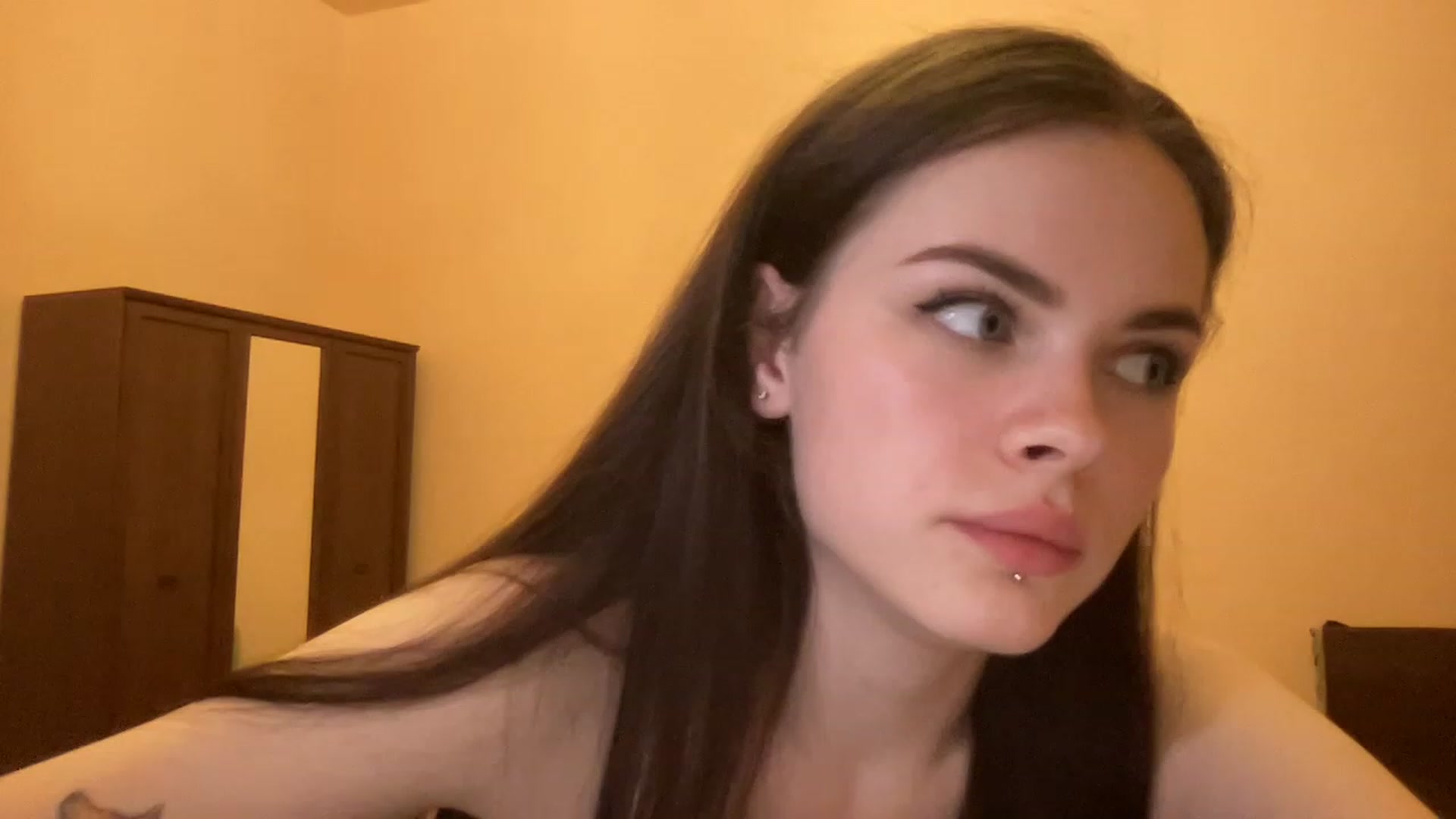 Gallery image thumbnail from sweetsourfox's myfreecams stream on, 04/01/2023, 18:02 image 4 of 20