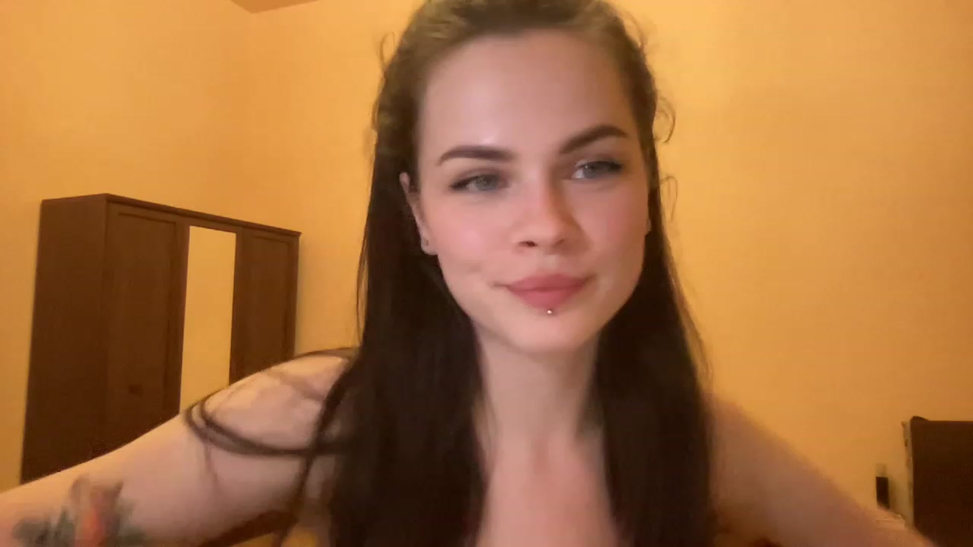 Gallery image thumbnail from sweetsourfox's myfreecams stream on, 04/01/2023, 18:02 image 1 of 20