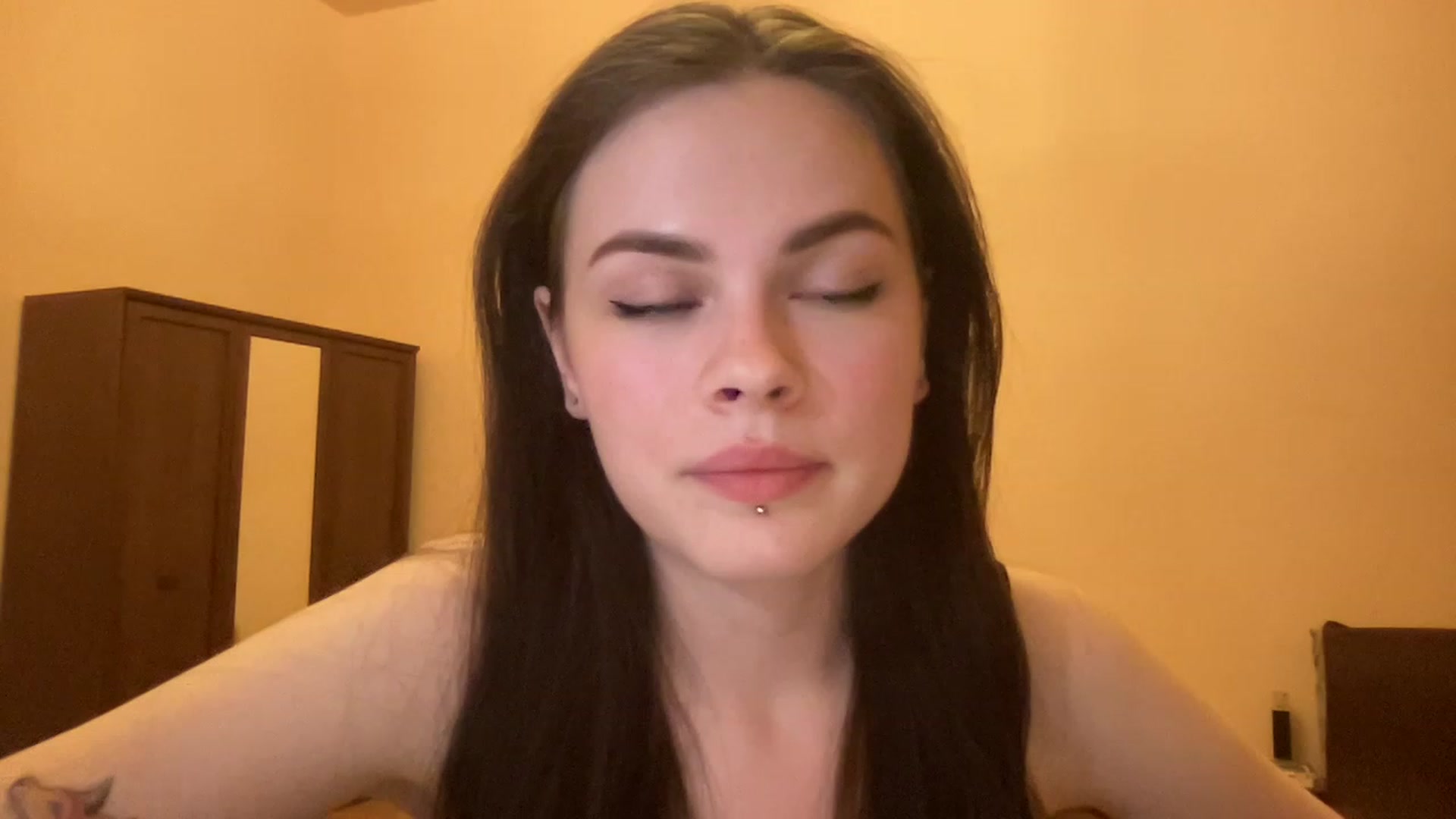 Gallery image thumbnail from sweetsourfox's myfreecams stream on, 04/01/2023, 18:02 image 2 of 20