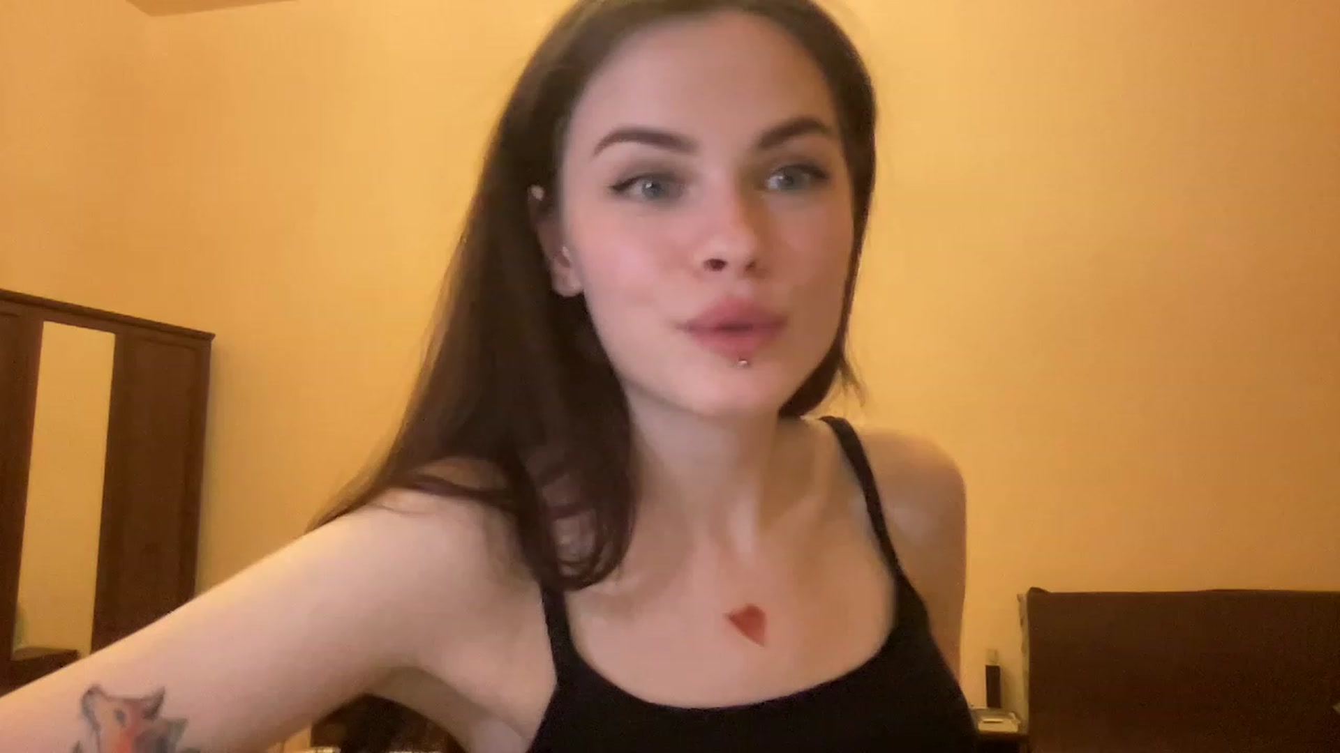 Gallery image thumbnail from sweetsourfox's myfreecams stream on, 04/01/2023, 18:02 image 15 of 20