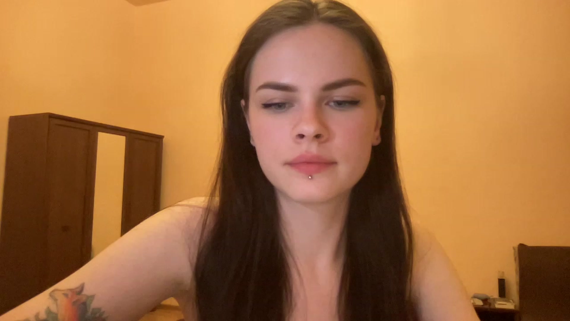 Gallery image thumbnail from sweetsourfox's myfreecams stream on, 04/01/2023, 18:02 image 3 of 20