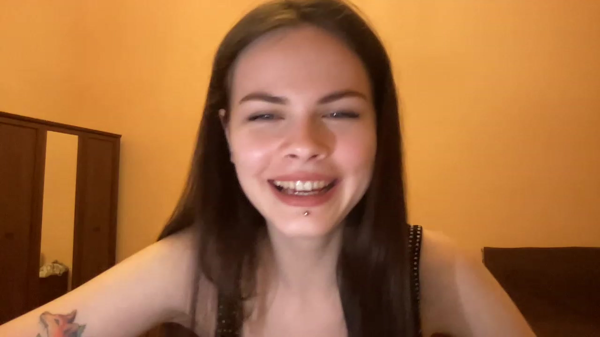Gallery image thumbnail from sweetsourfox's myfreecams stream on, 04/02/2023, 17:11 image 2 of 20