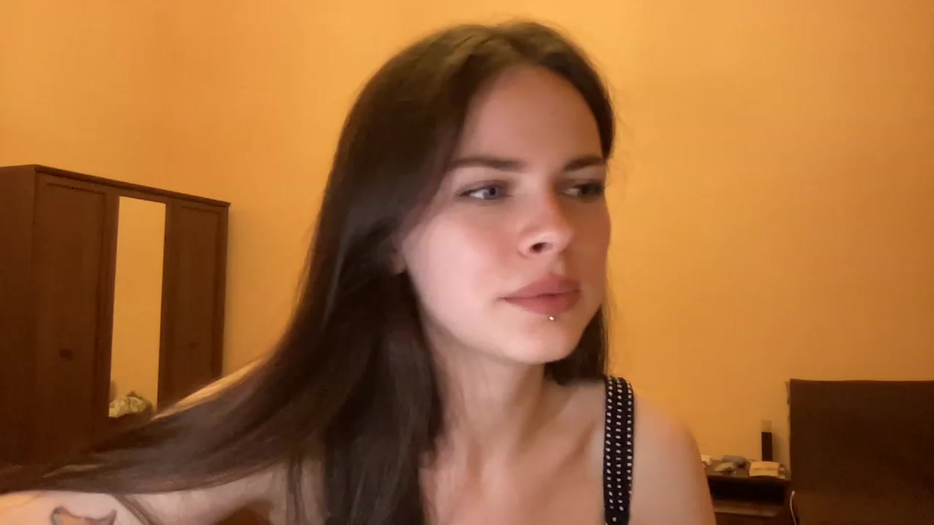 Gallery image thumbnail from sweetsourfox's myfreecams stream on, 04/02/2023, 17:25 image 6 of 20