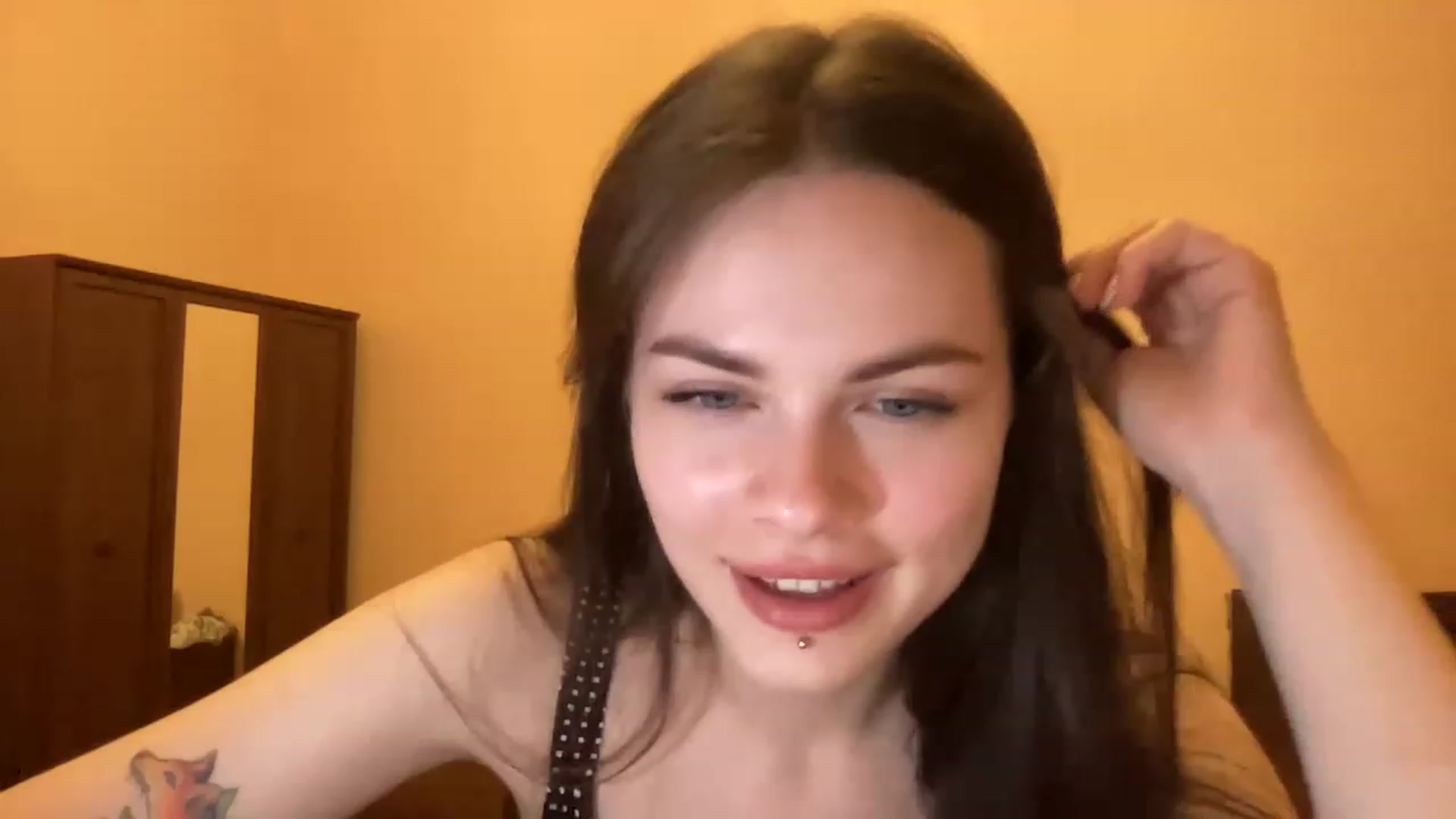 Gallery image thumbnail from sweetsourfox's myfreecams stream on, 04/02/2023, 17:25 image 16 of 20