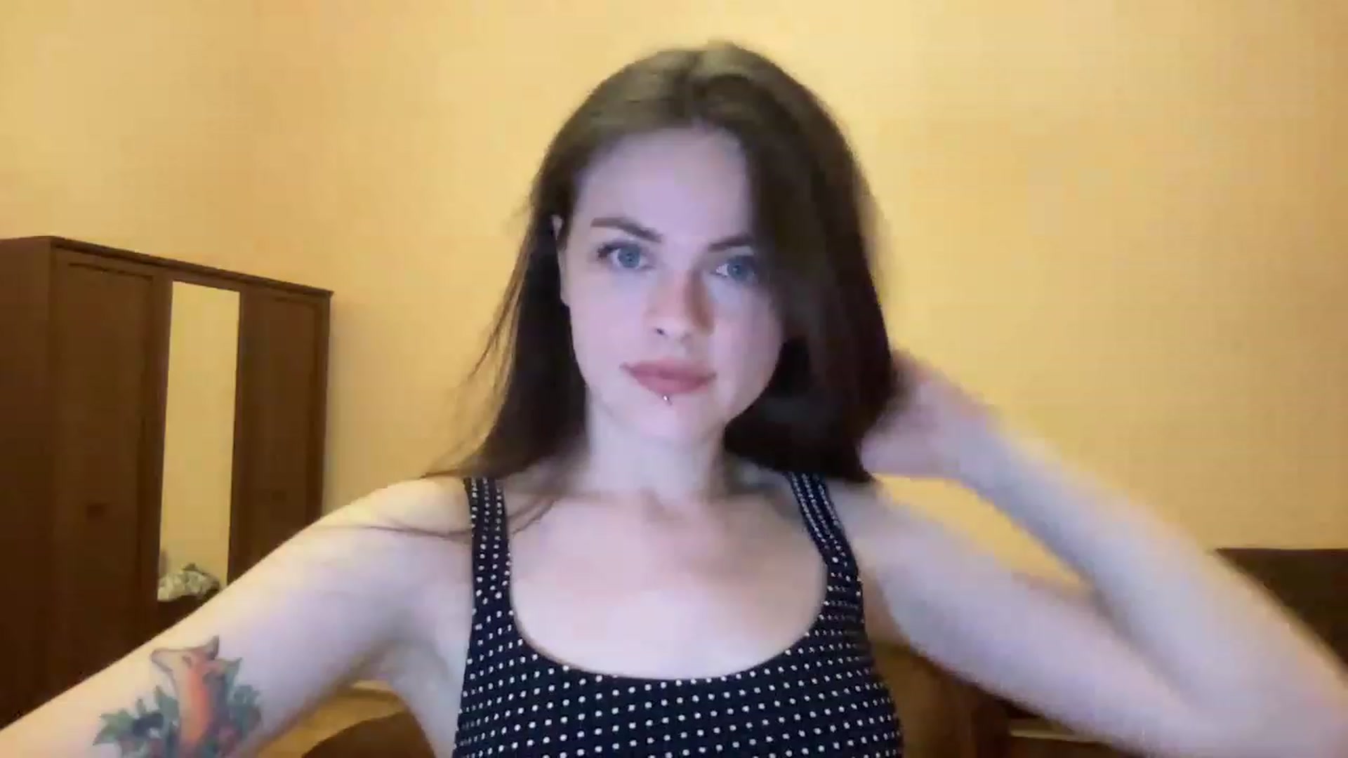 Gallery image thumbnail from sweetsourfox's myfreecams stream on, 04/02/2023, 17:25 image 15 of 20