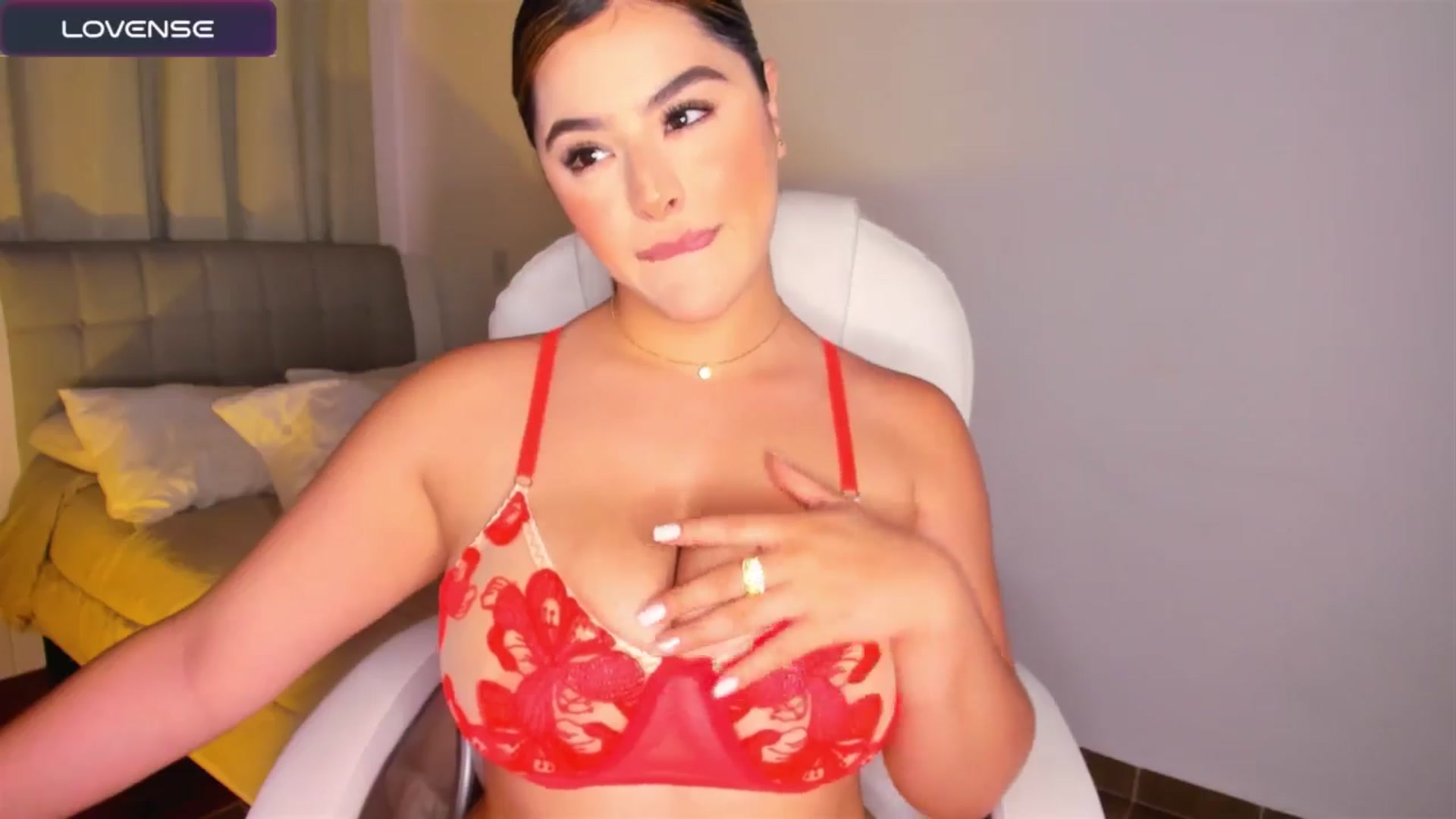 Gallery image thumbnail from sweettitties's myfreecams stream on, 08/15/2024, 18:21 image 8 of 20