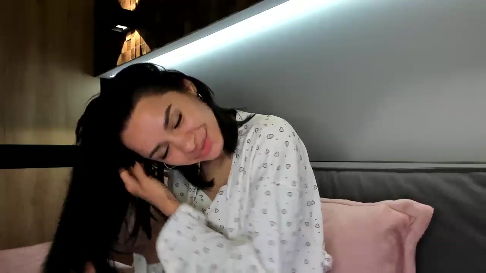 Gallery image thumbnail from swtAlterEgo's myfreecams stream on, 05/26/2024, 24:01 image 16 of 20