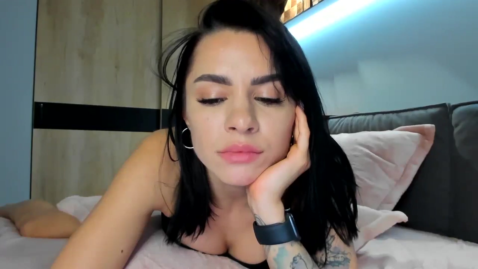 Gallery image thumbnail from swtAlterEgo's myfreecams stream on, 06/16/2024, 24:00 image 12 of 20