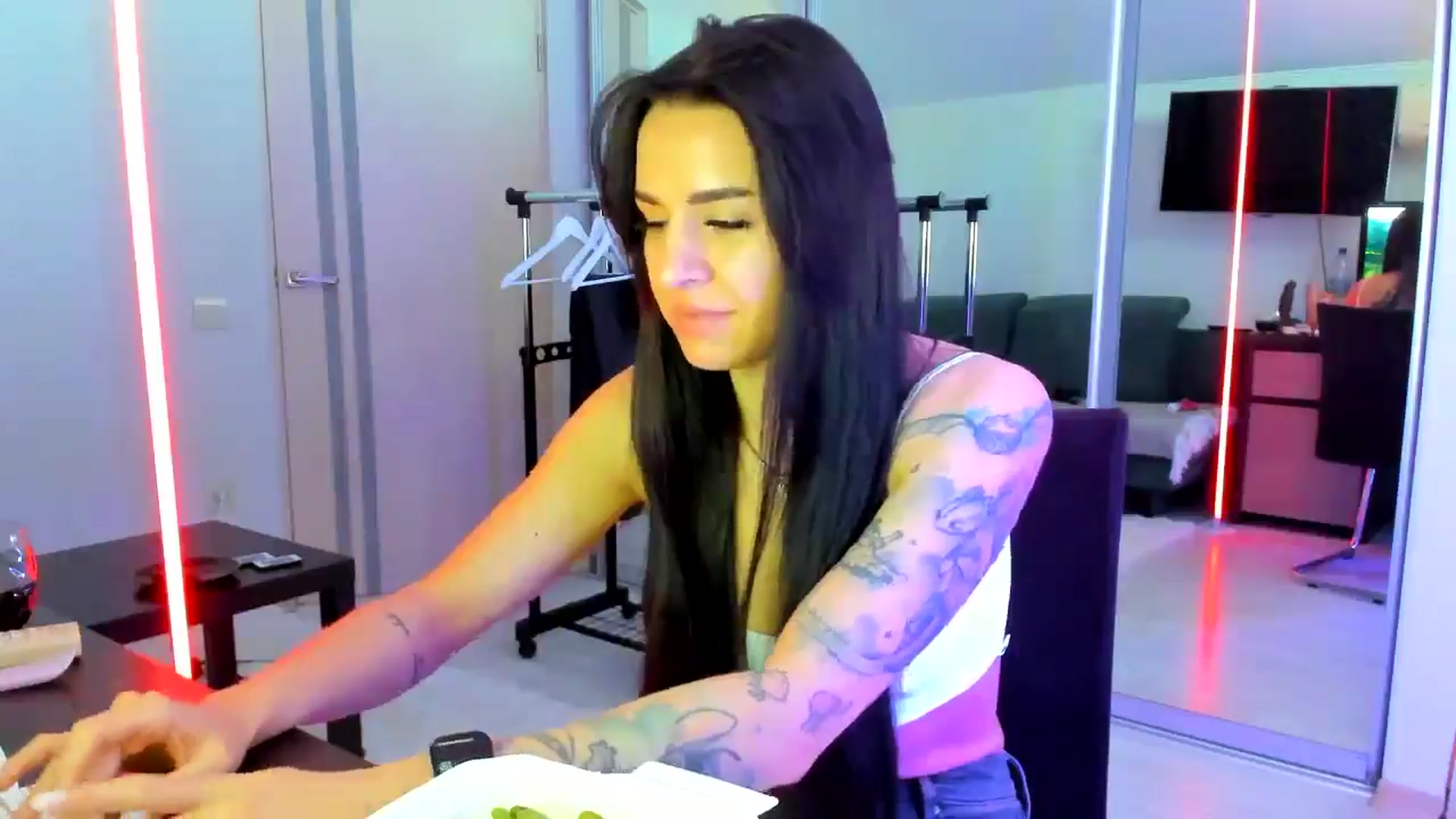 Gallery image thumbnail from swtAlterEgo's myfreecams stream on, 04/19/2025, 05:10 image 15 of 20