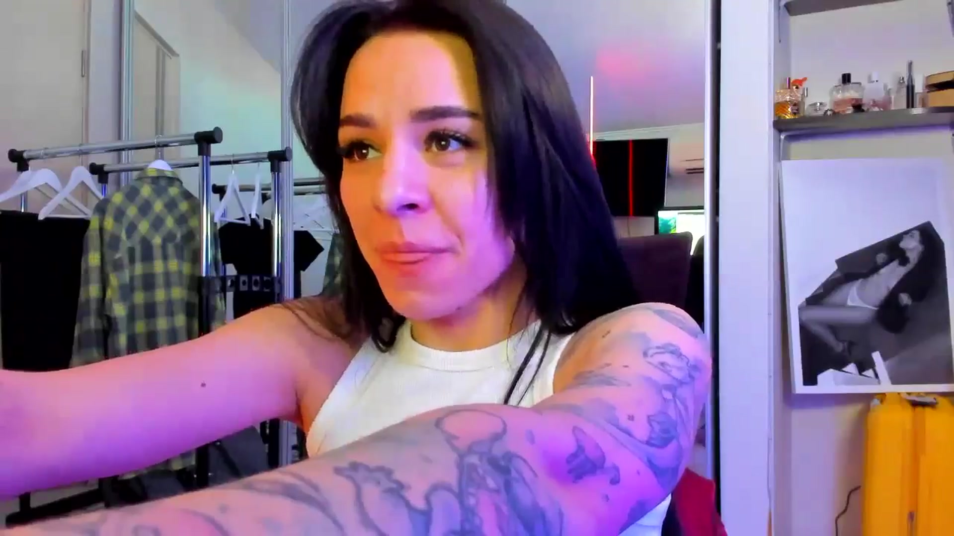 Gallery image thumbnail from swtAlterEgo's myfreecams stream on, 04/20/2025, 06:43 image 8 of 20