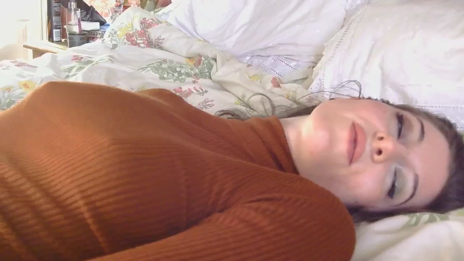 Gallery image thumbnail from sylksiren's myfreecams stream on, 11/21/2024, 14:36 image 19 of 20
