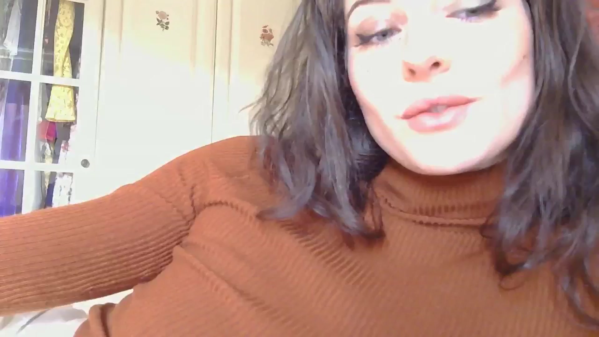 Gallery image thumbnail from sylksiren's myfreecams stream on, 11/21/2024, 14:36 image 11 of 20