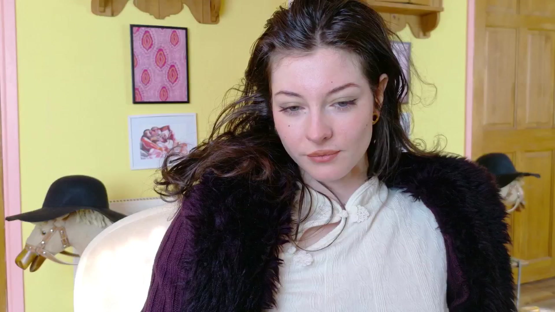 Gallery image thumbnail from sylksiren's myfreecams stream on, 03/20/2025, 14:17 image 18 of 20