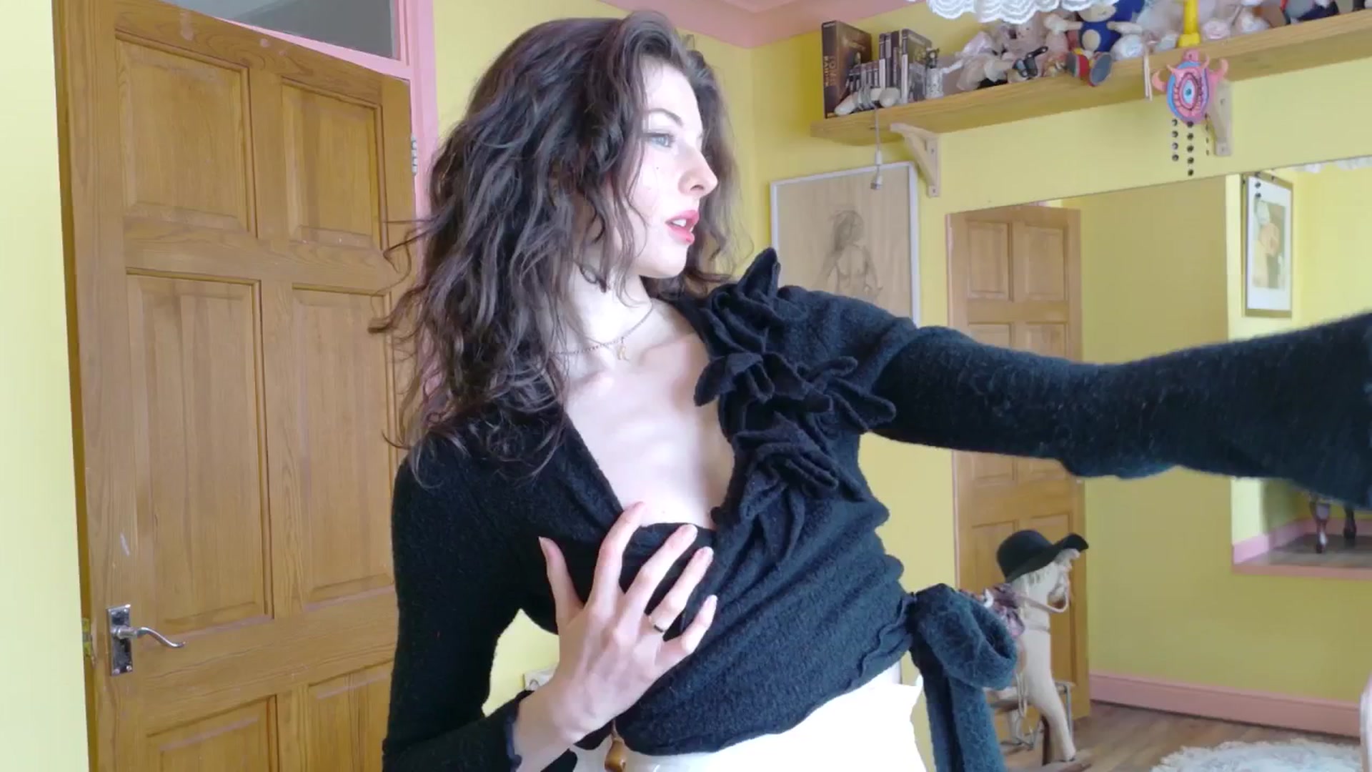Gallery image thumbnail from sylksiren's myfreecams stream on, 03/27/2025, 14:37 image 5 of 20