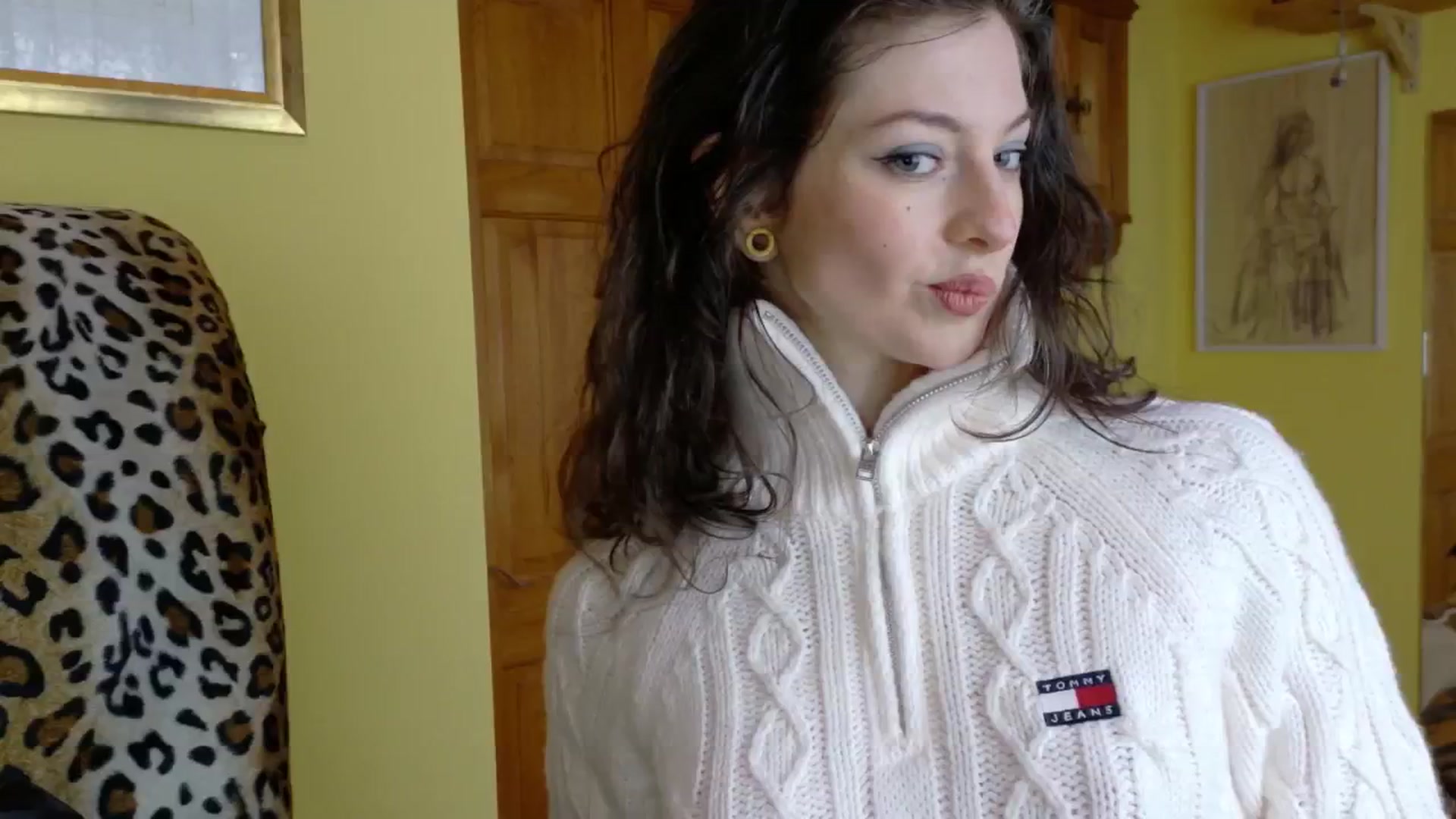 Gallery image thumbnail from sylksiren's myfreecams stream on, 04/15/2025, 14:37 image 7 of 20