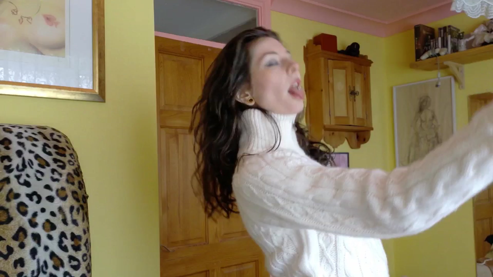 Gallery image thumbnail from sylksiren's myfreecams stream on, 04/15/2025, 14:37 image 4 of 20