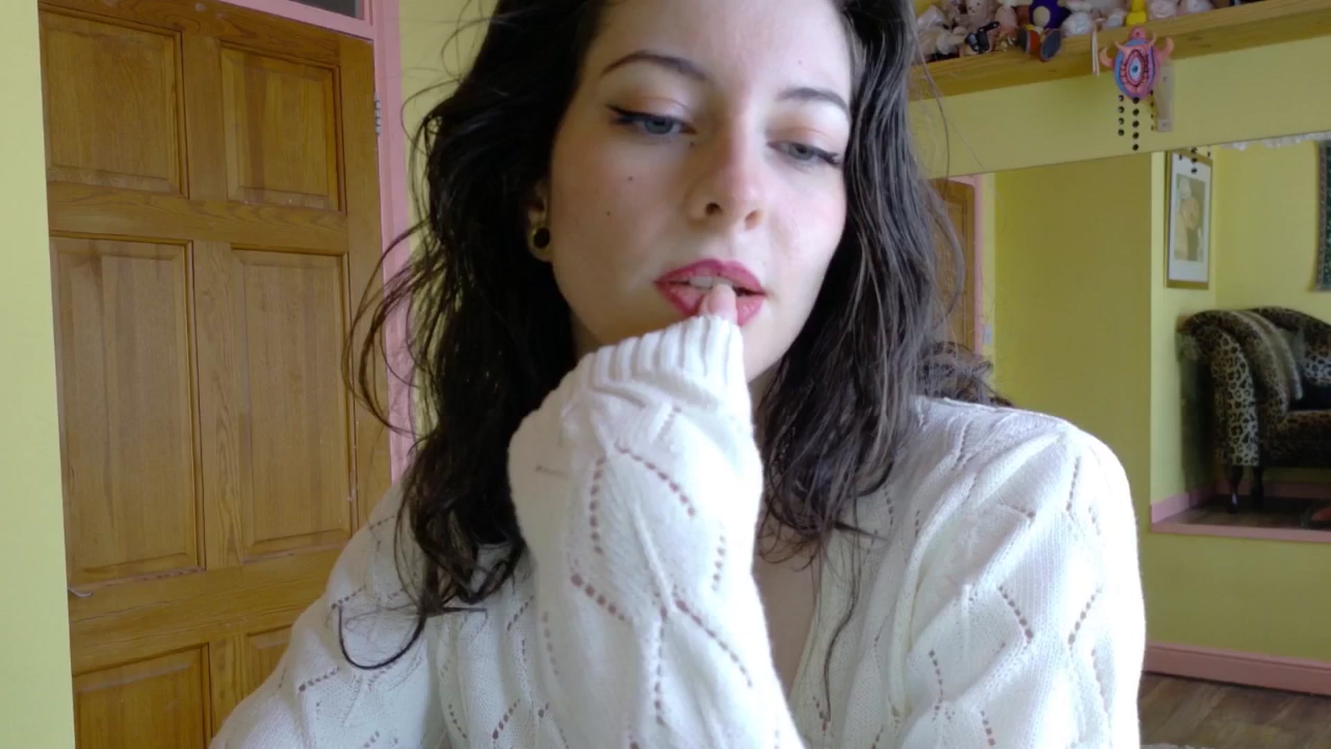 Gallery image thumbnail from sylksiren's myfreecams stream on, 04/17/2025, 16:38 image 4 of 20
