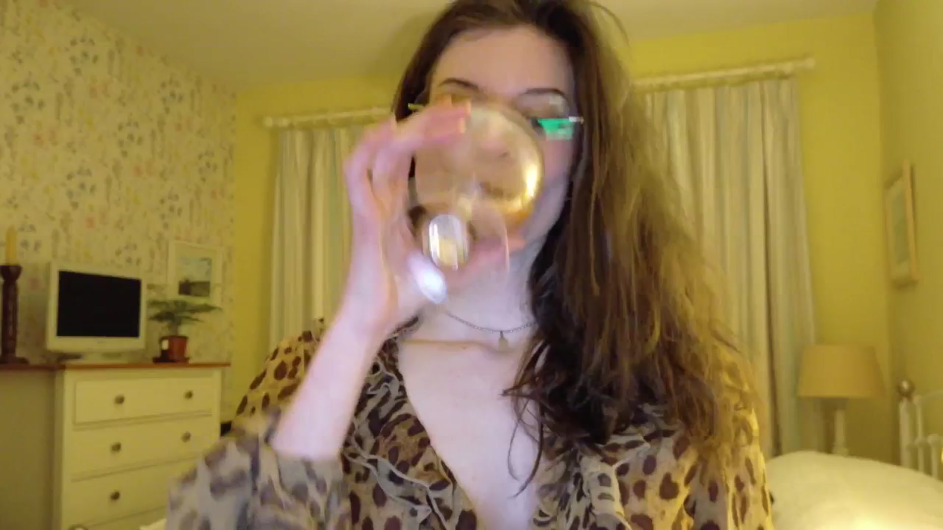 Gallery image thumbnail from sylksiren's myfreecams stream on, 04/26/2025, 22:05 image 14 of 20
