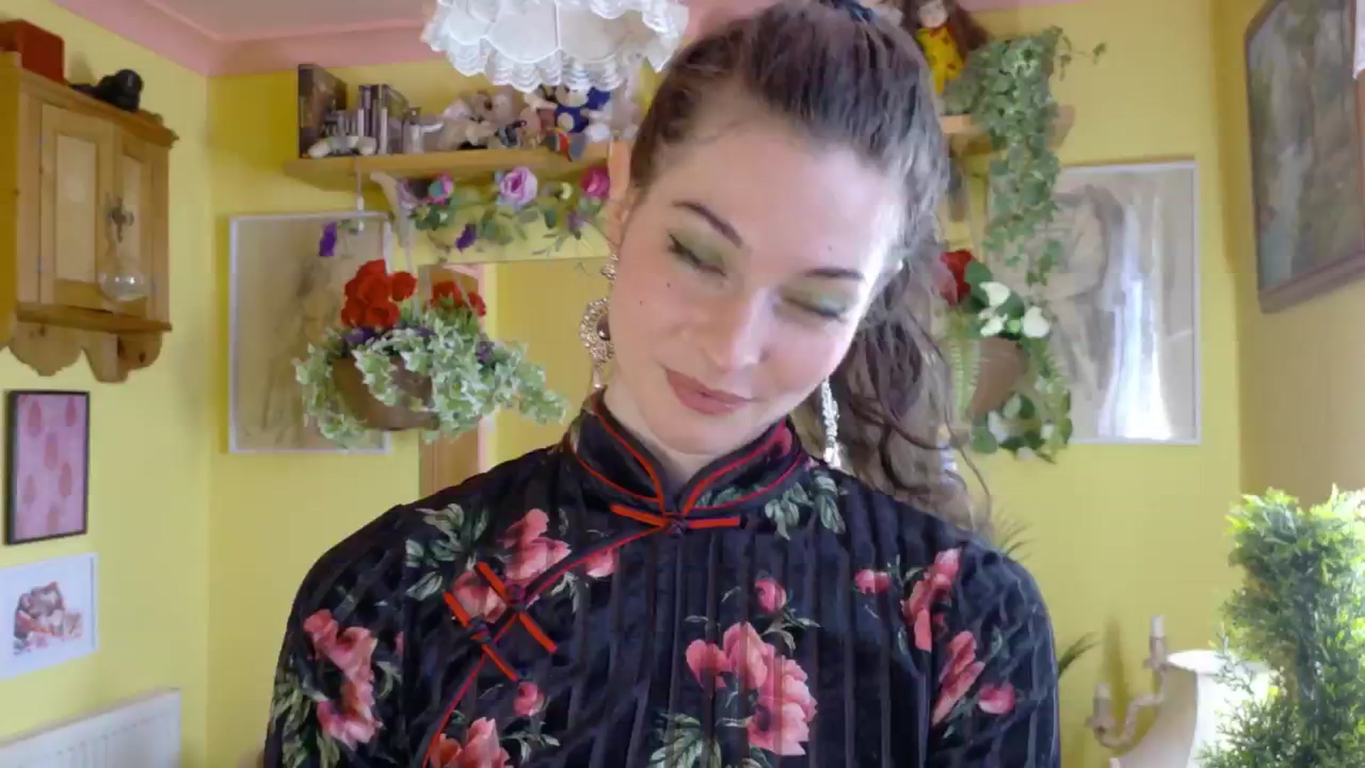 Gallery image thumbnail from sylksiren's myfreecams stream on, 05/13/2025, 16:34 image 12 of 20