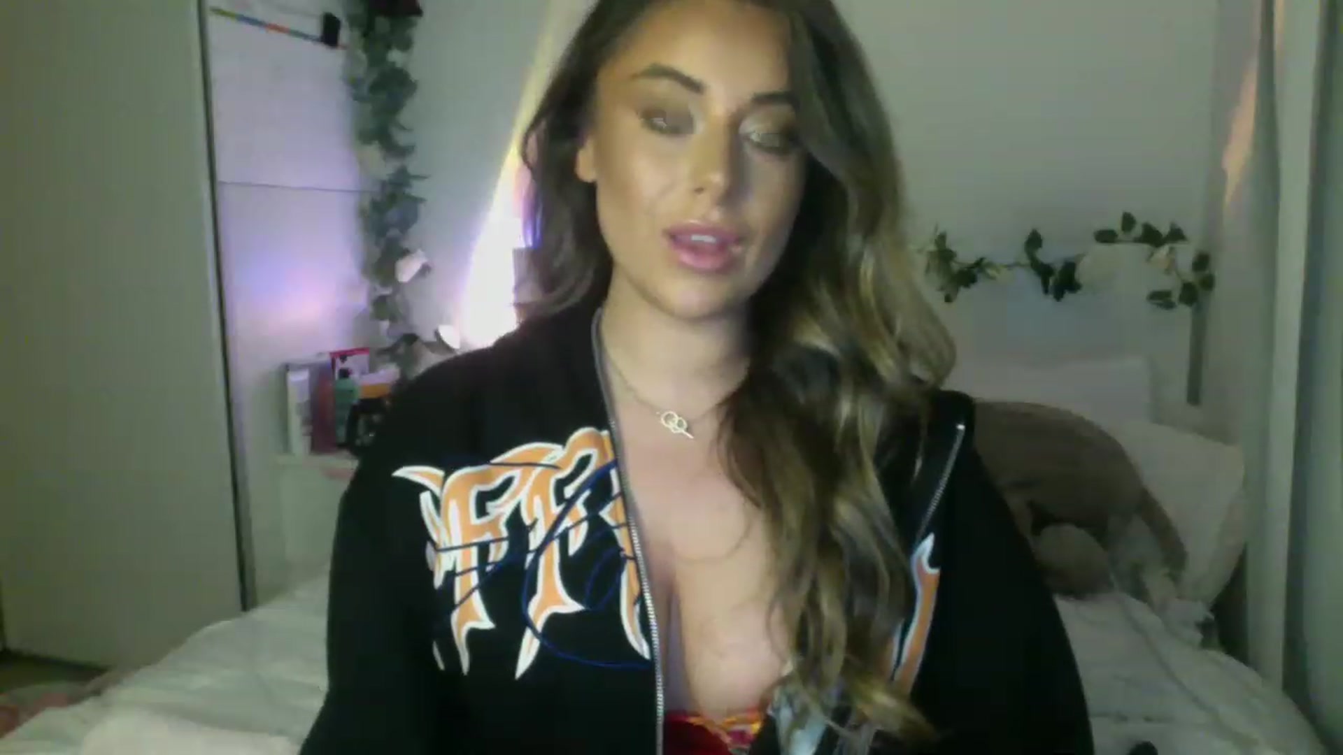 Gallery image thumbnail from tasteoftia's myfreecams stream on, 11/28/2022, 23:46 image 5 of 20