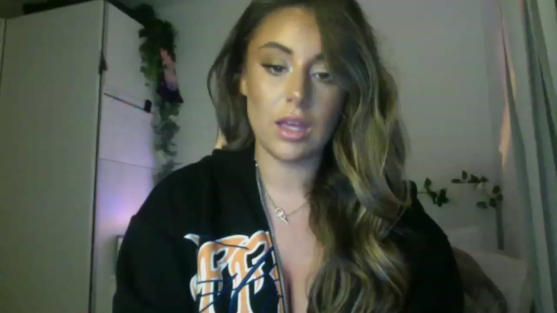 Gallery image thumbnail from tasteoftia's myfreecams stream on, 11/28/2022, 23:46 image 1 of 20