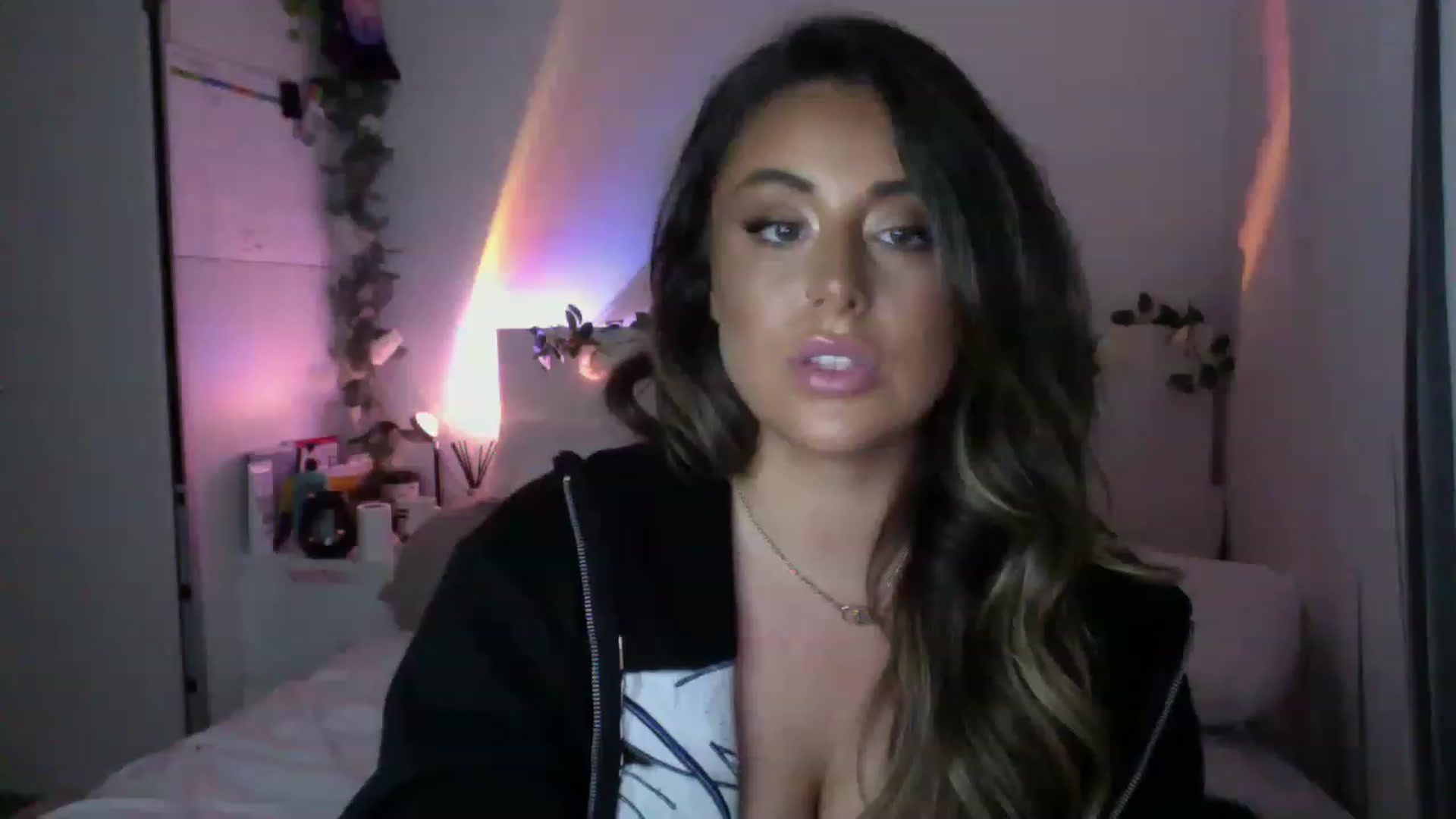 Gallery image thumbnail from tasteoftia's myfreecams stream on, 11/29/2022, 02:24 image 4 of 20
