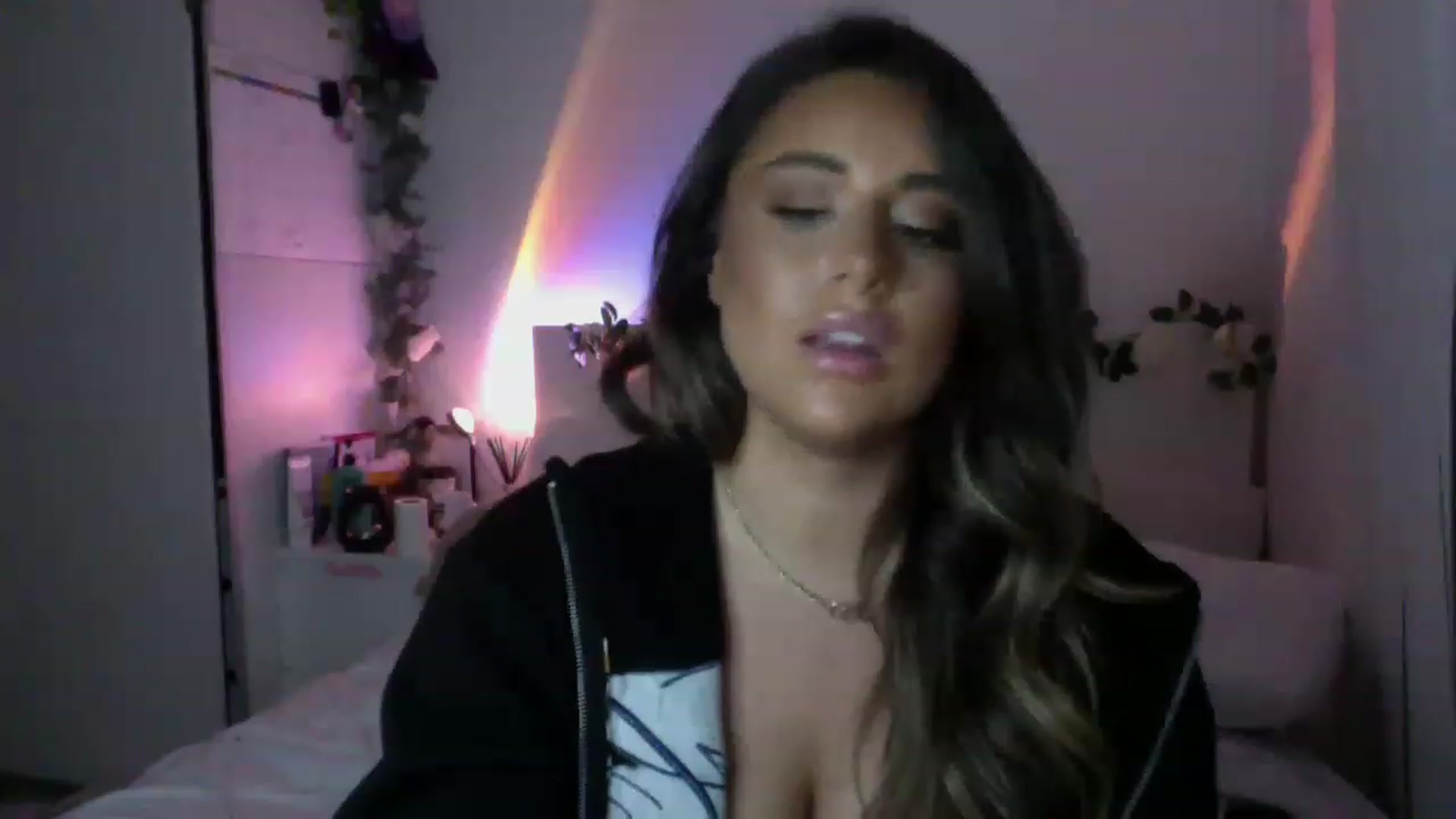 Gallery image thumbnail from tasteoftia's myfreecams stream on, 11/29/2022, 02:24 image 2 of 20