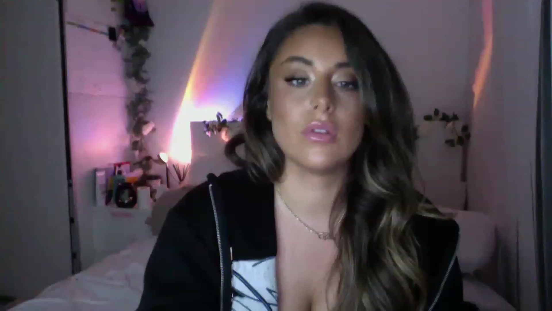 Gallery image thumbnail from tasteoftia's myfreecams stream on, 11/29/2022, 02:24 image 5 of 20