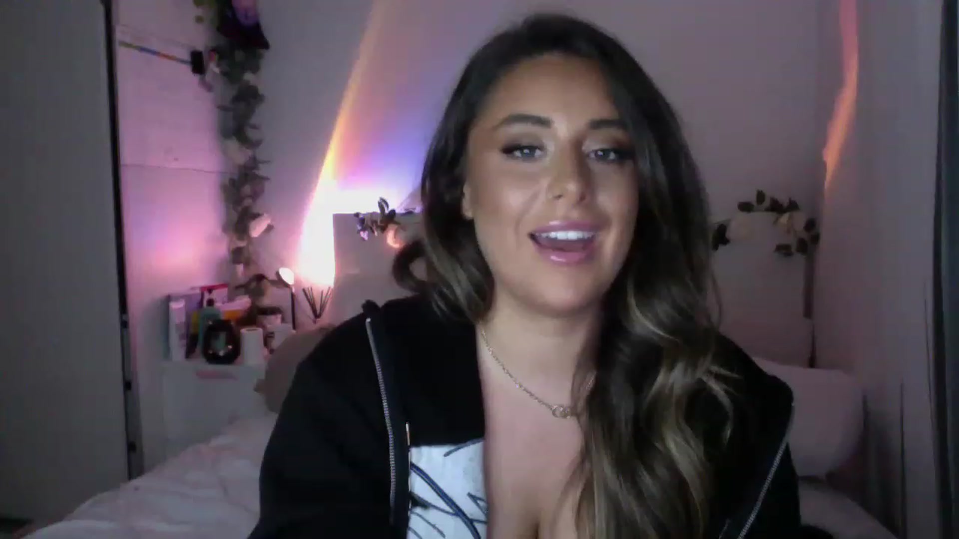 Gallery image thumbnail from tasteoftia's myfreecams stream on, 11/29/2022, 02:24 image 6 of 20