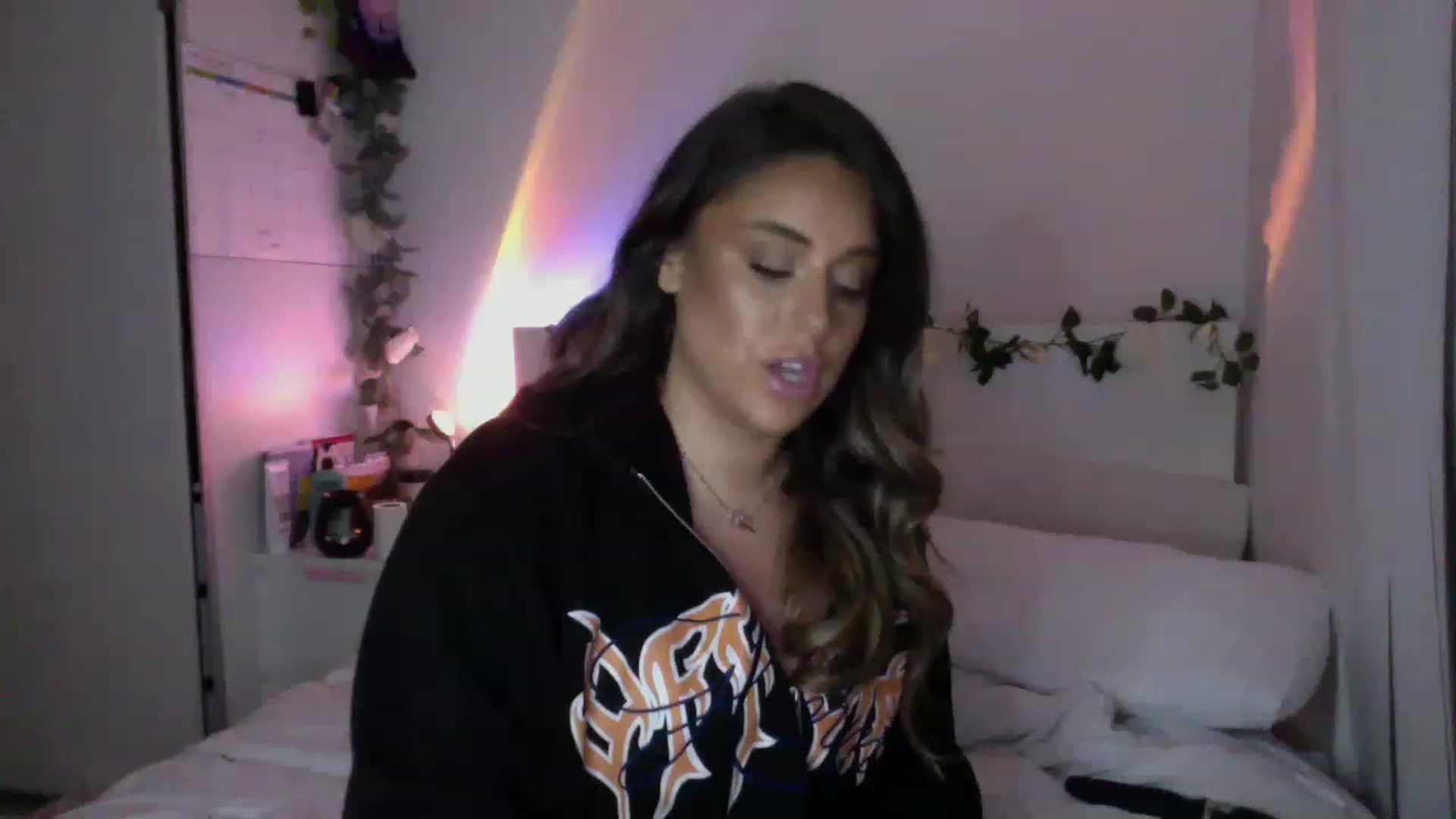 Gallery image thumbnail from tasteoftia's myfreecams stream on, 11/29/2022, 02:24 image 17 of 20