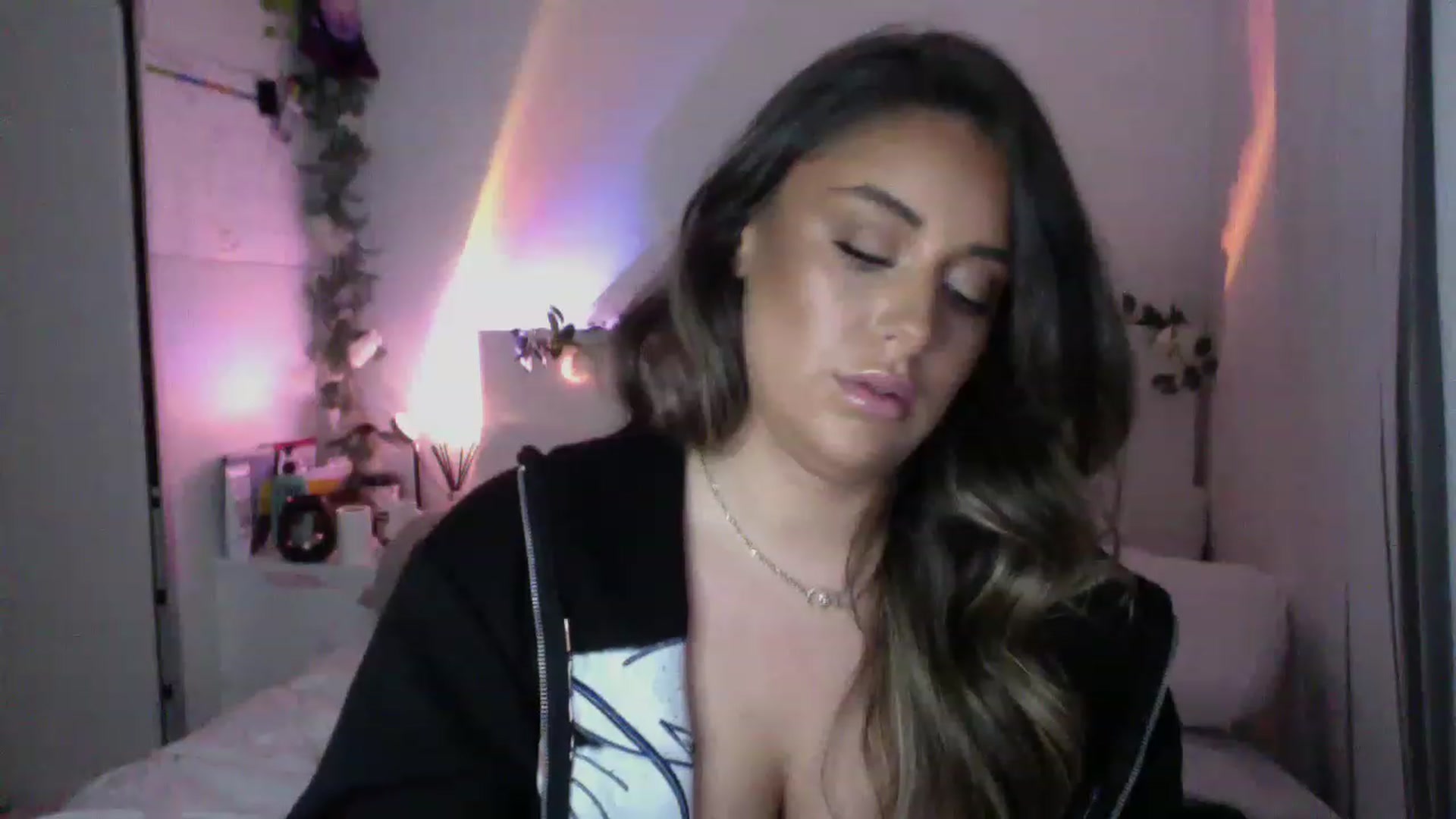 Gallery image thumbnail from tasteoftia's myfreecams stream on, 11/29/2022, 02:24 image 8 of 20