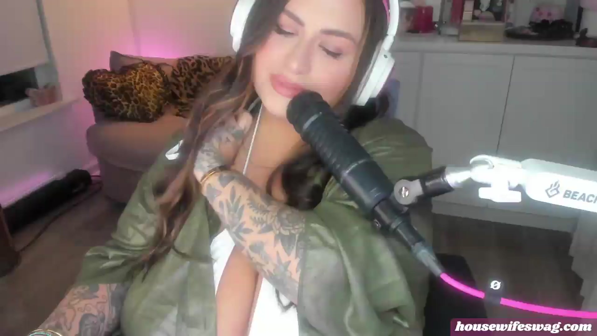 Gallery image thumbnail from taylor's myfreecams stream on, 07/18/2026, 02:04 image 3 of 20
