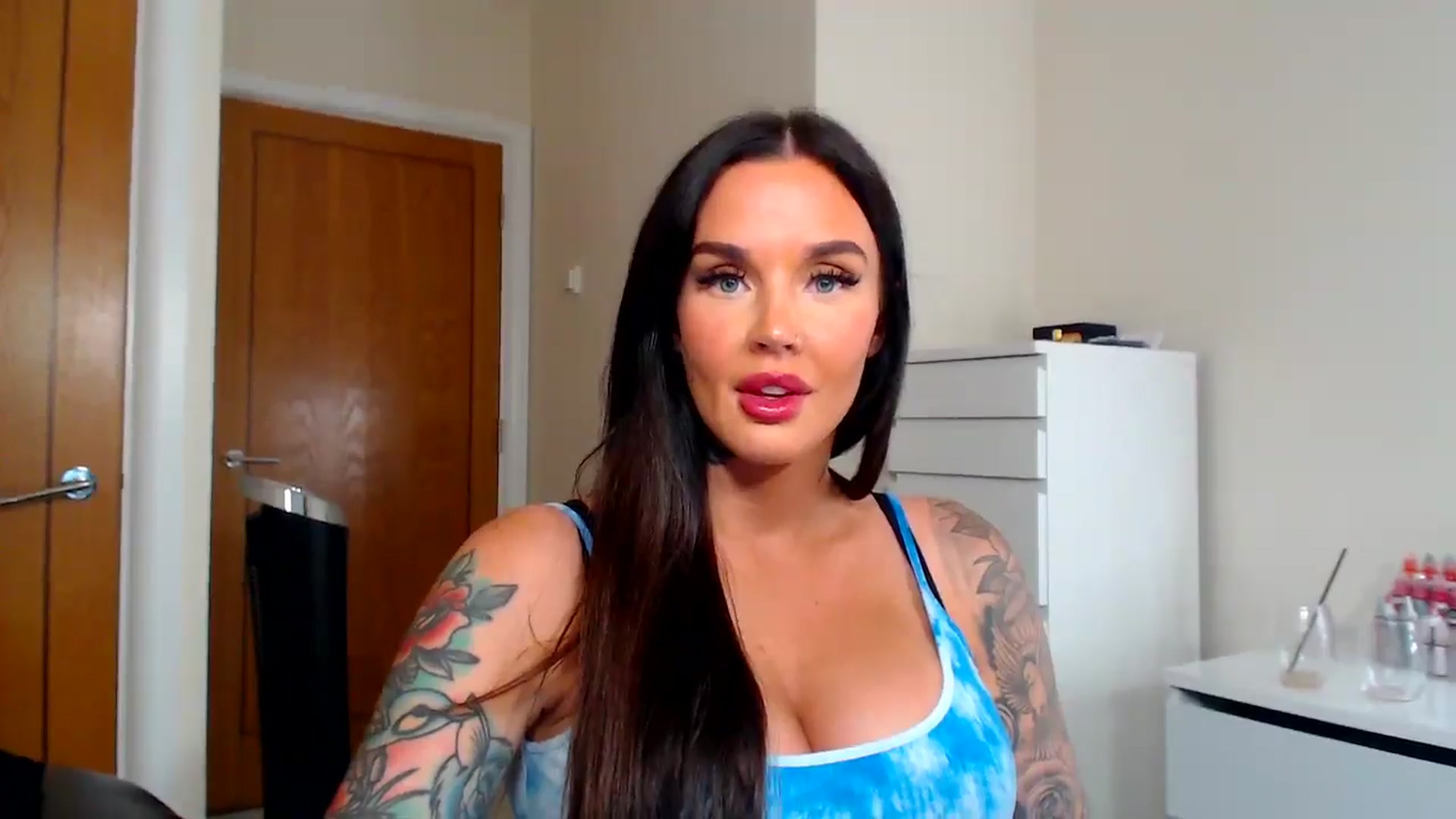 Gallery image thumbnail from teamtatt's myfreecams stream on, 09/11/2025, 21:50 image 7 of 20