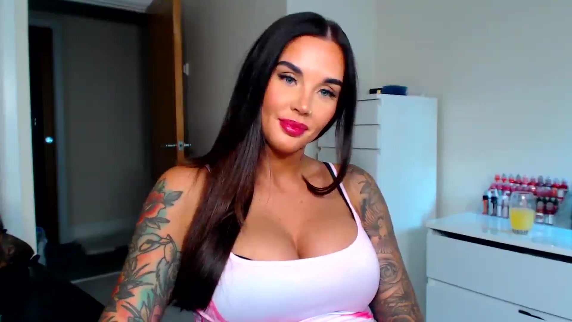 Gallery image thumbnail from teamtatt's myfreecams stream on, 09/16/2025, 17:04 image 8 of 20
