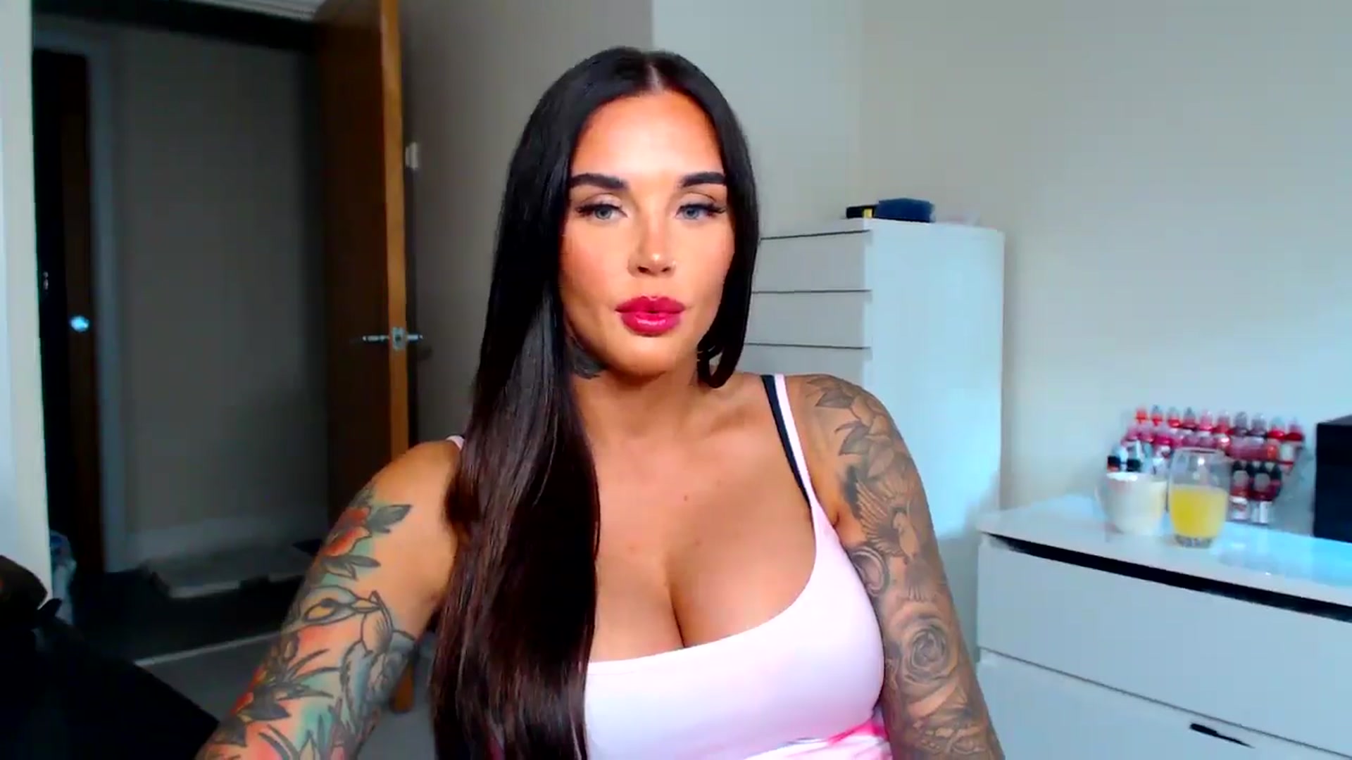 Gallery image thumbnail from teamtatt's myfreecams stream on, 09/16/2025, 17:04 image 16 of 20