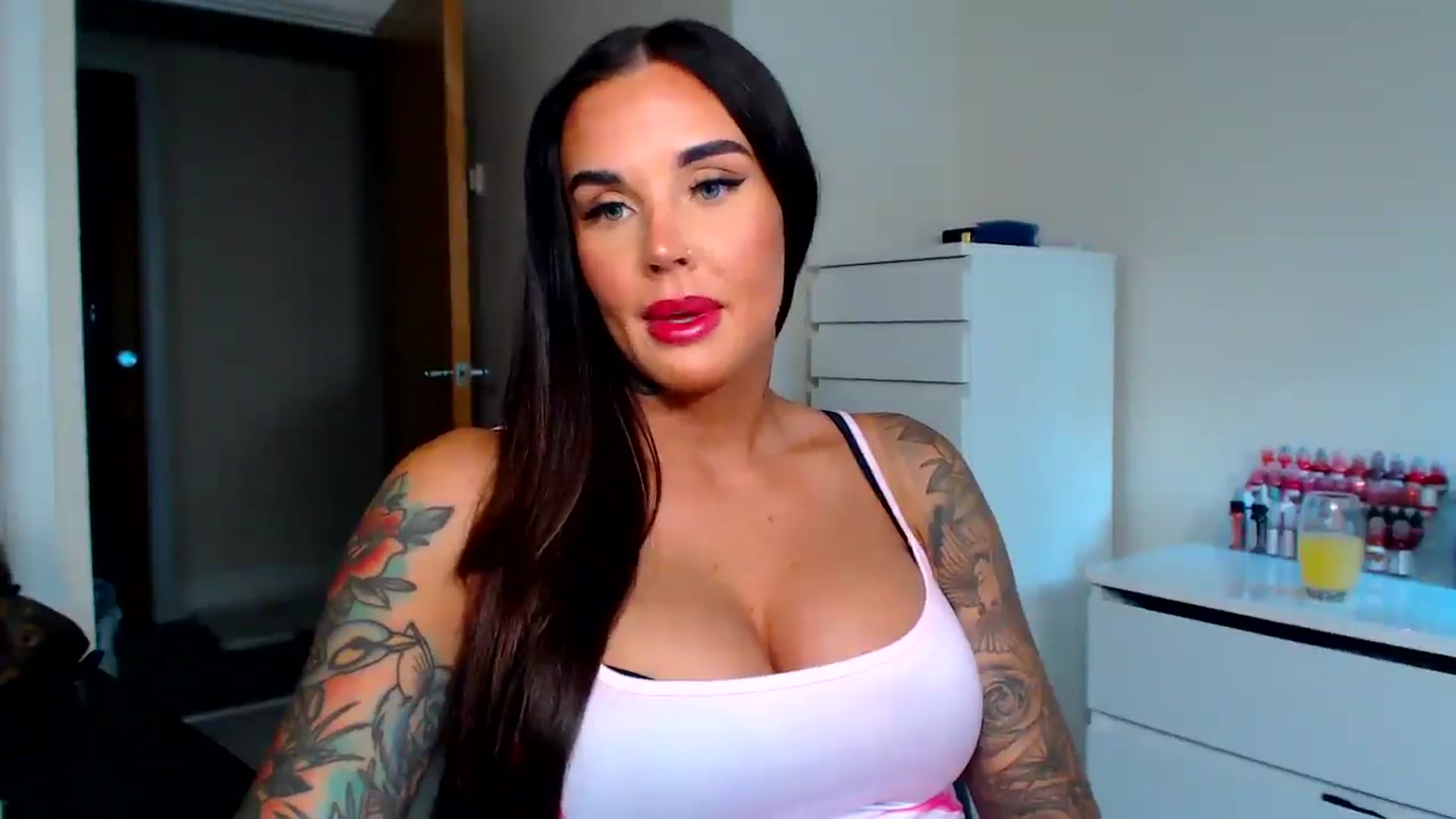 Gallery image thumbnail from teamtatt's myfreecams stream on, 09/16/2025, 17:04 image 9 of 20