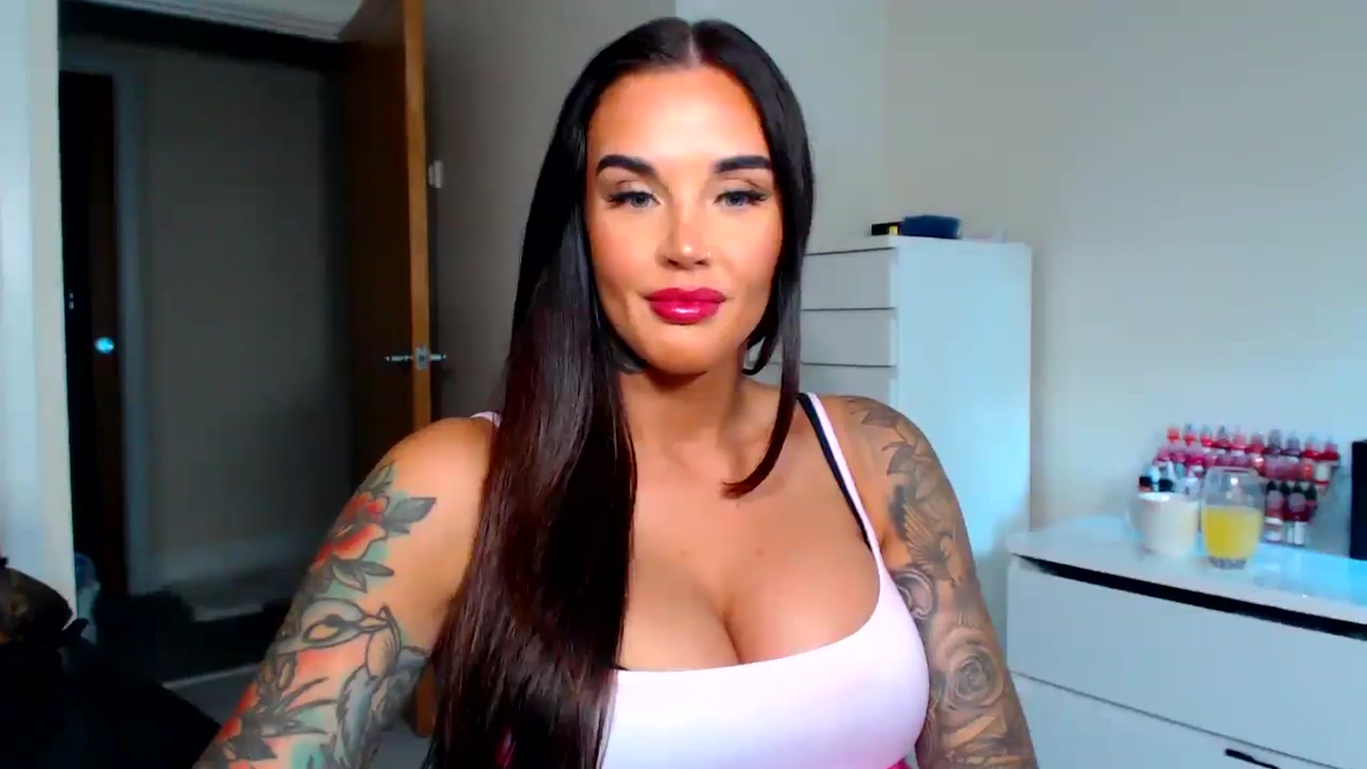 Gallery image thumbnail from teamtatt's myfreecams stream on, 09/16/2025, 17:04 image 10 of 20
